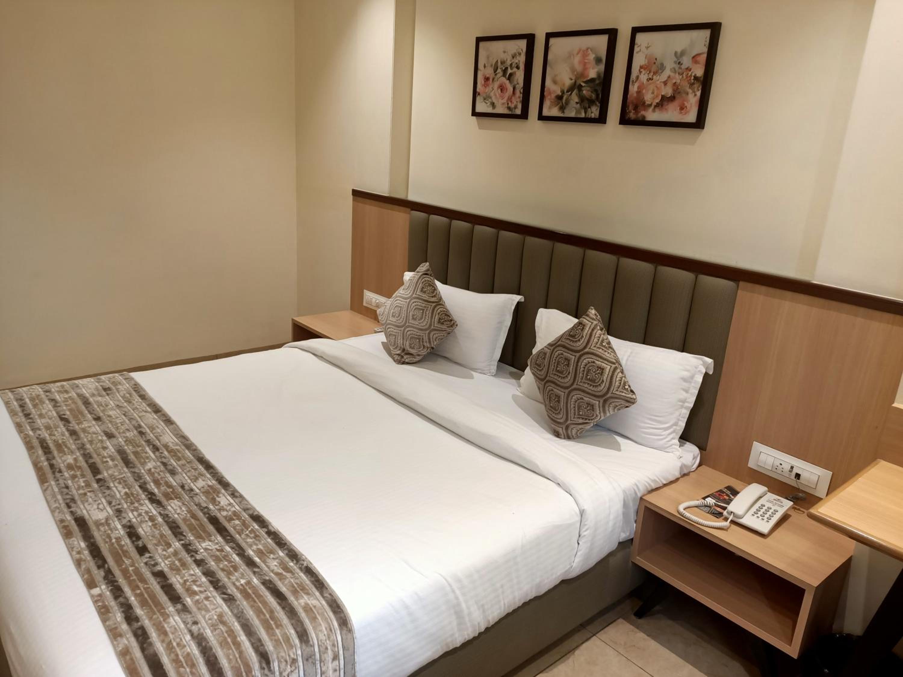 Standard Double Room - Photo 9