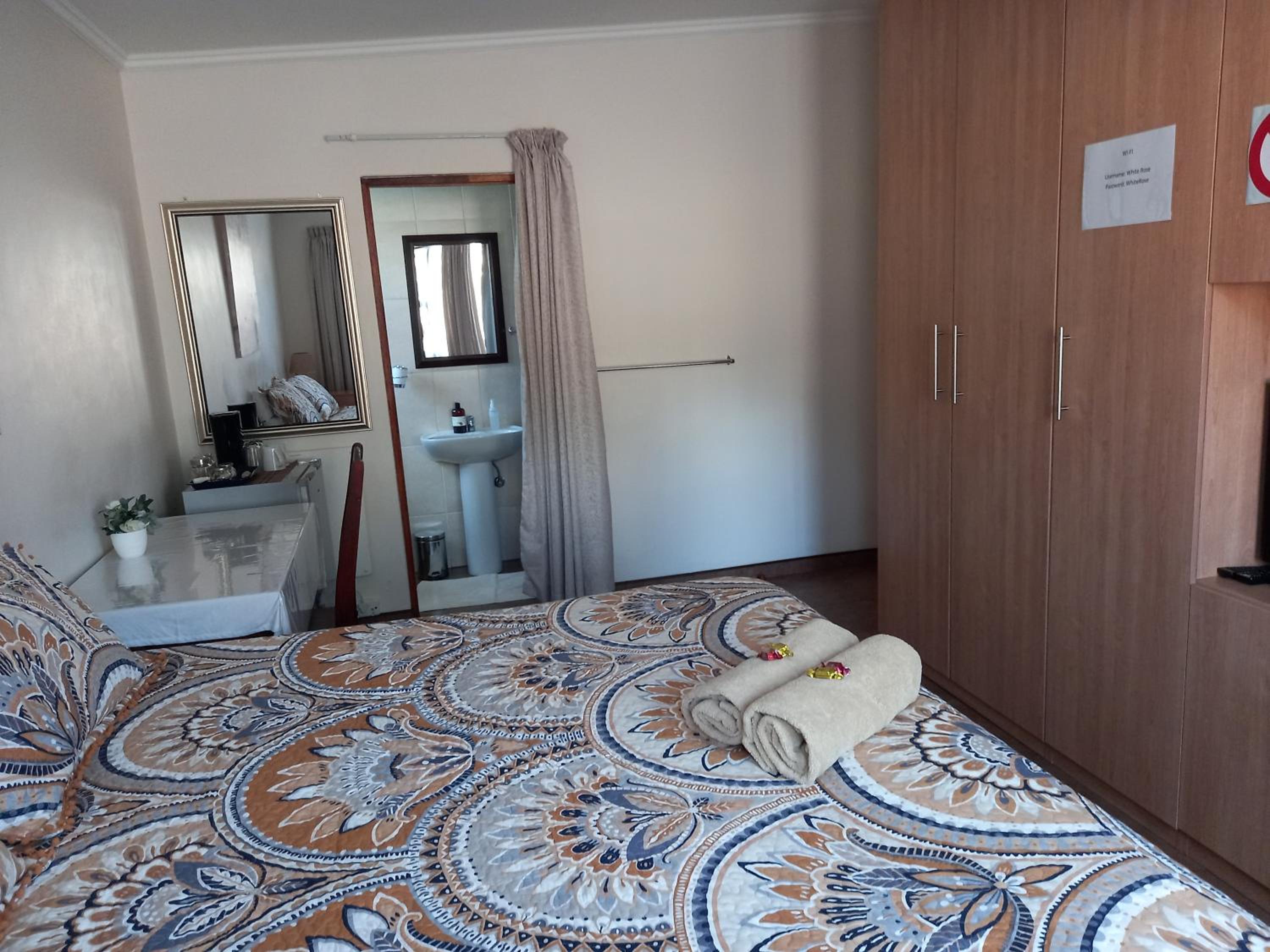 Double or Twin Room with Private Bathroom photo 1