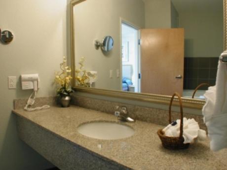 Queen Room with Two Queen Beds - Mobility Access Tub/Non-Smoking - Photo 2