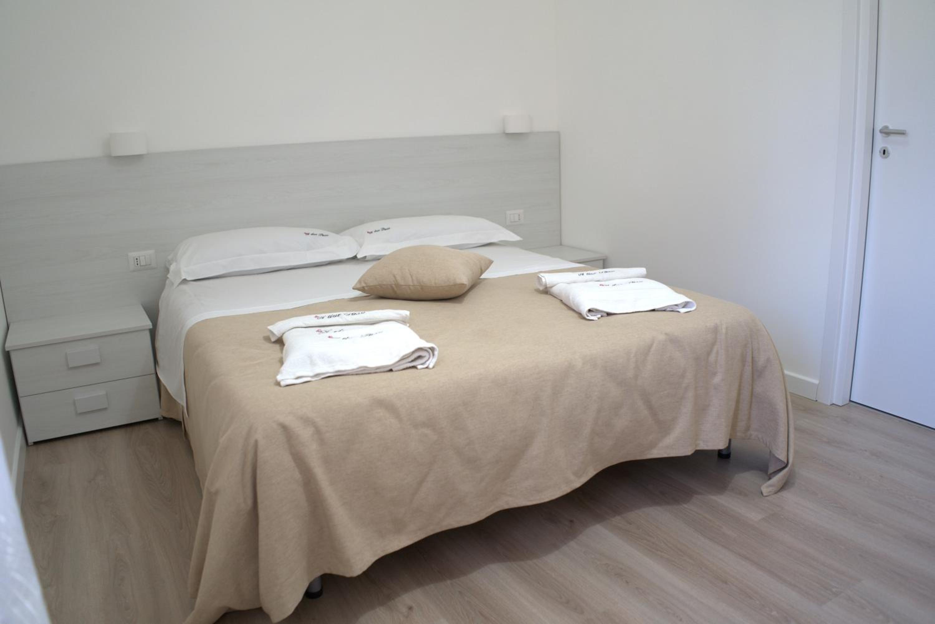 Large Double Room - Photo 9