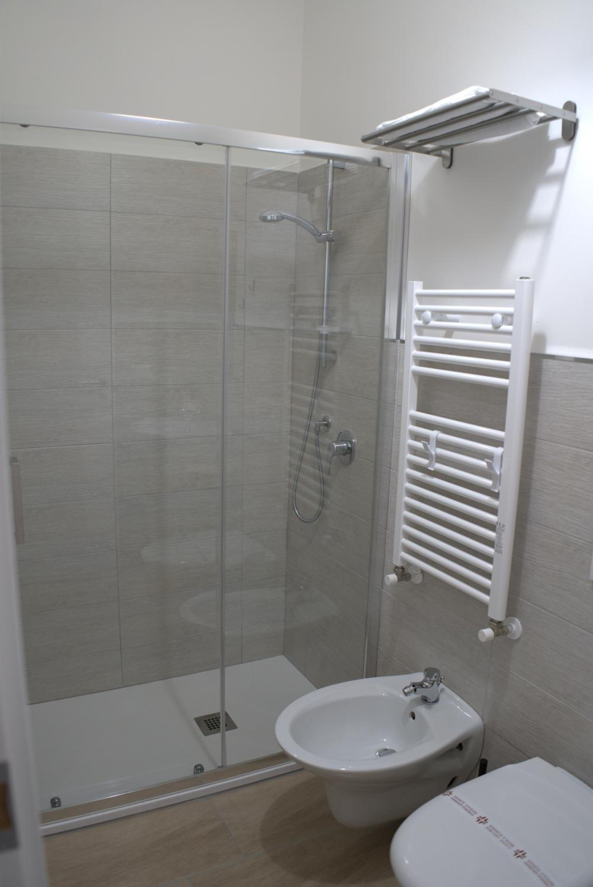 Large Double Room - Photo 7