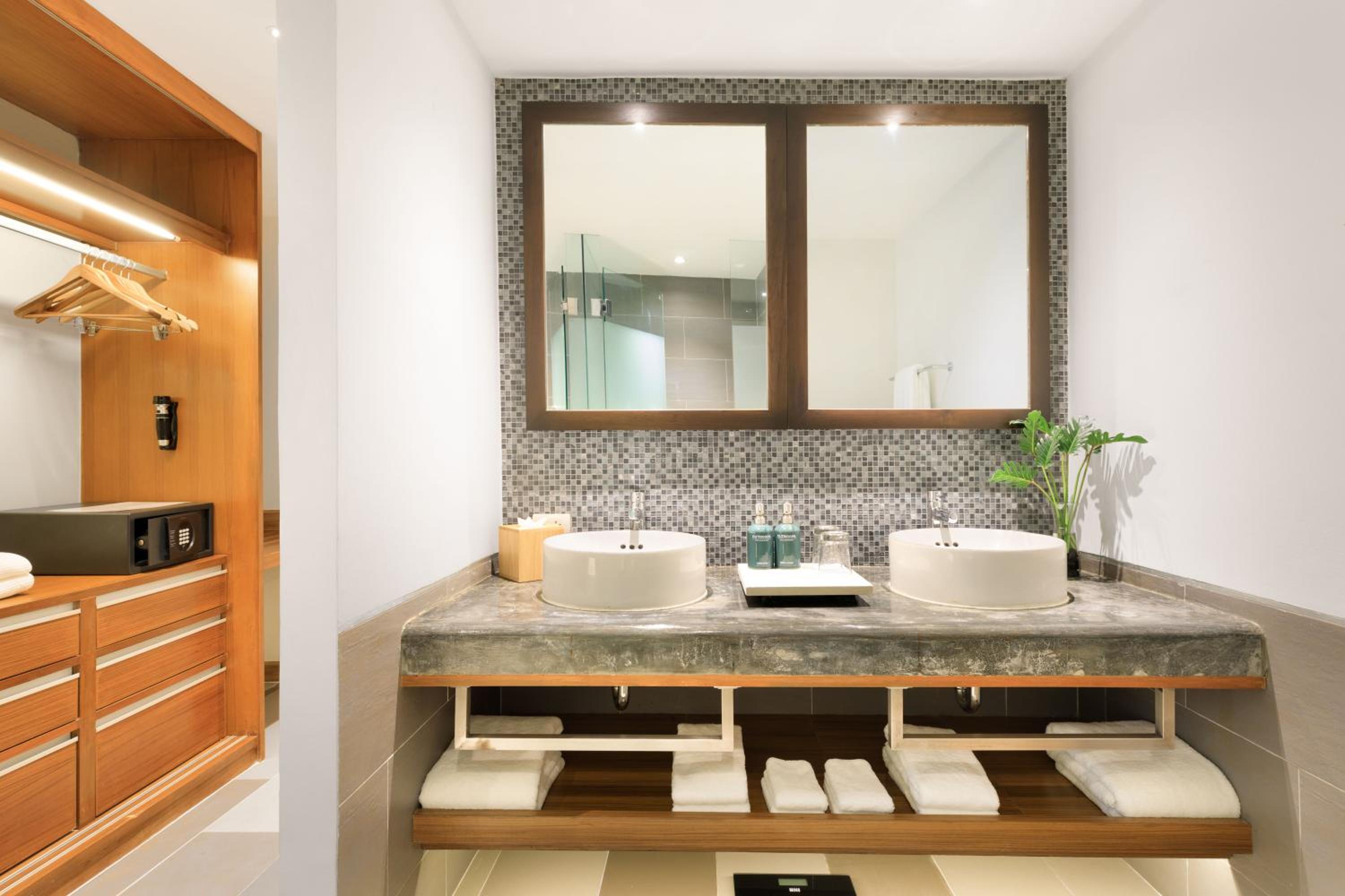 Deluxe Garden Suite 1 King - Photo 25