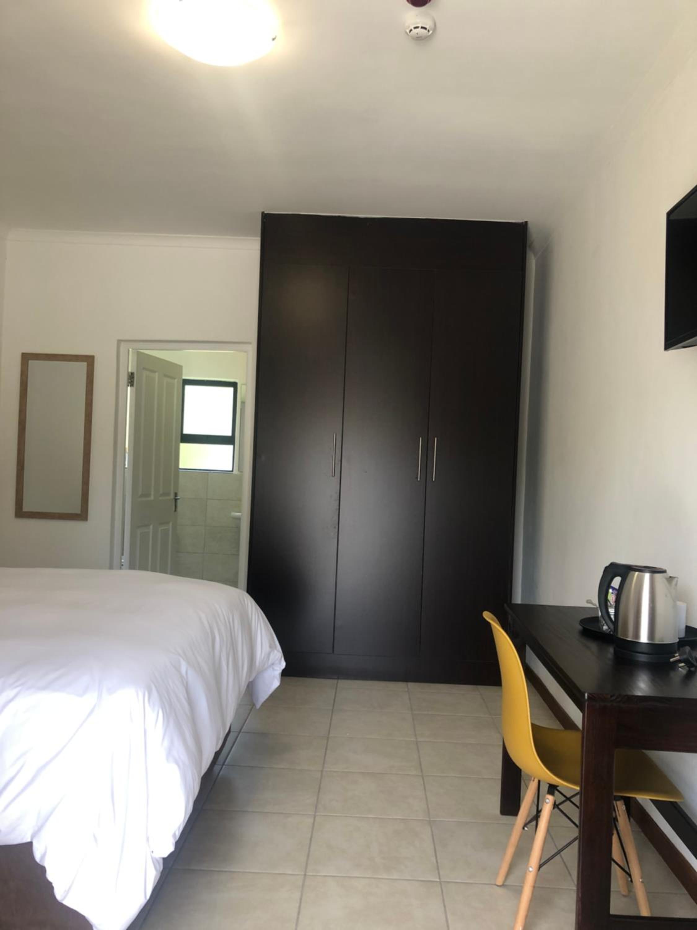 Deluxe Queen Room - Photo 8