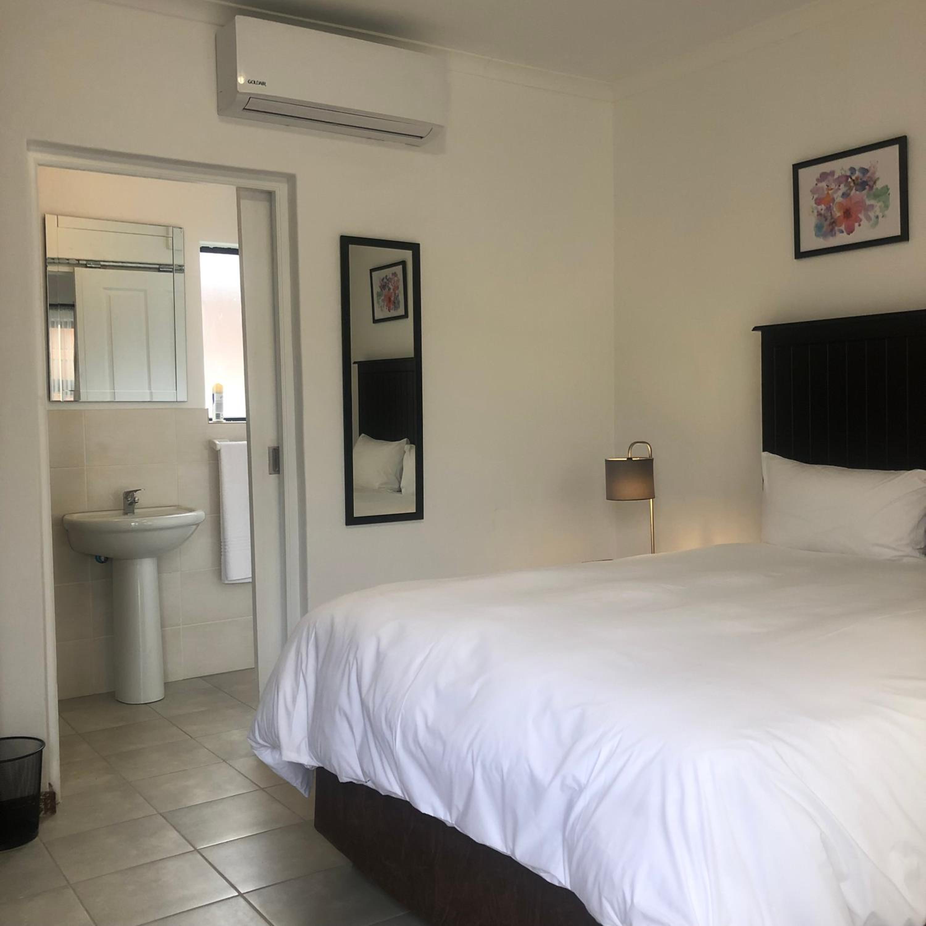 Deluxe Queen Room - Photo 9
