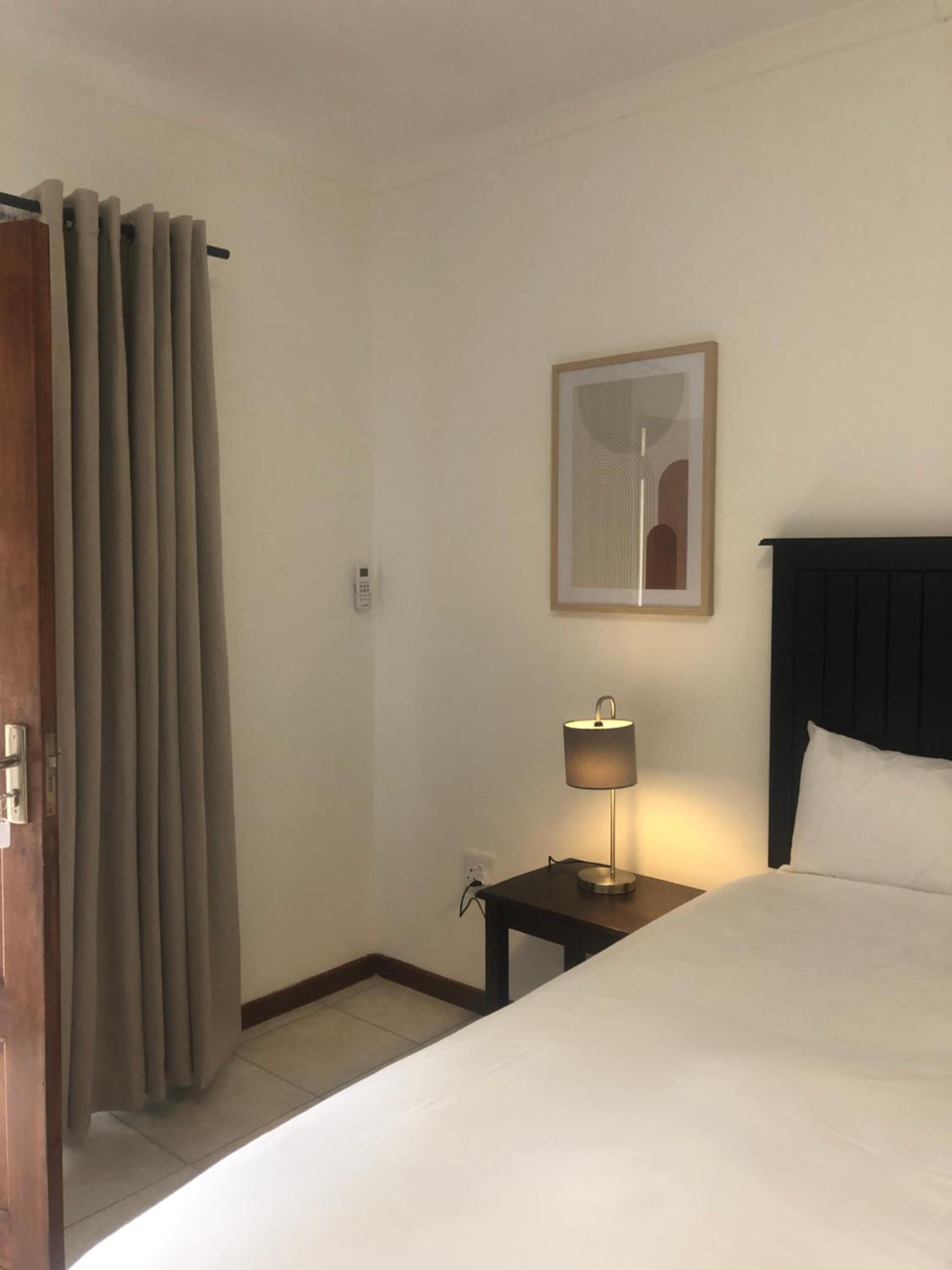Deluxe Queen Room - Photo 10