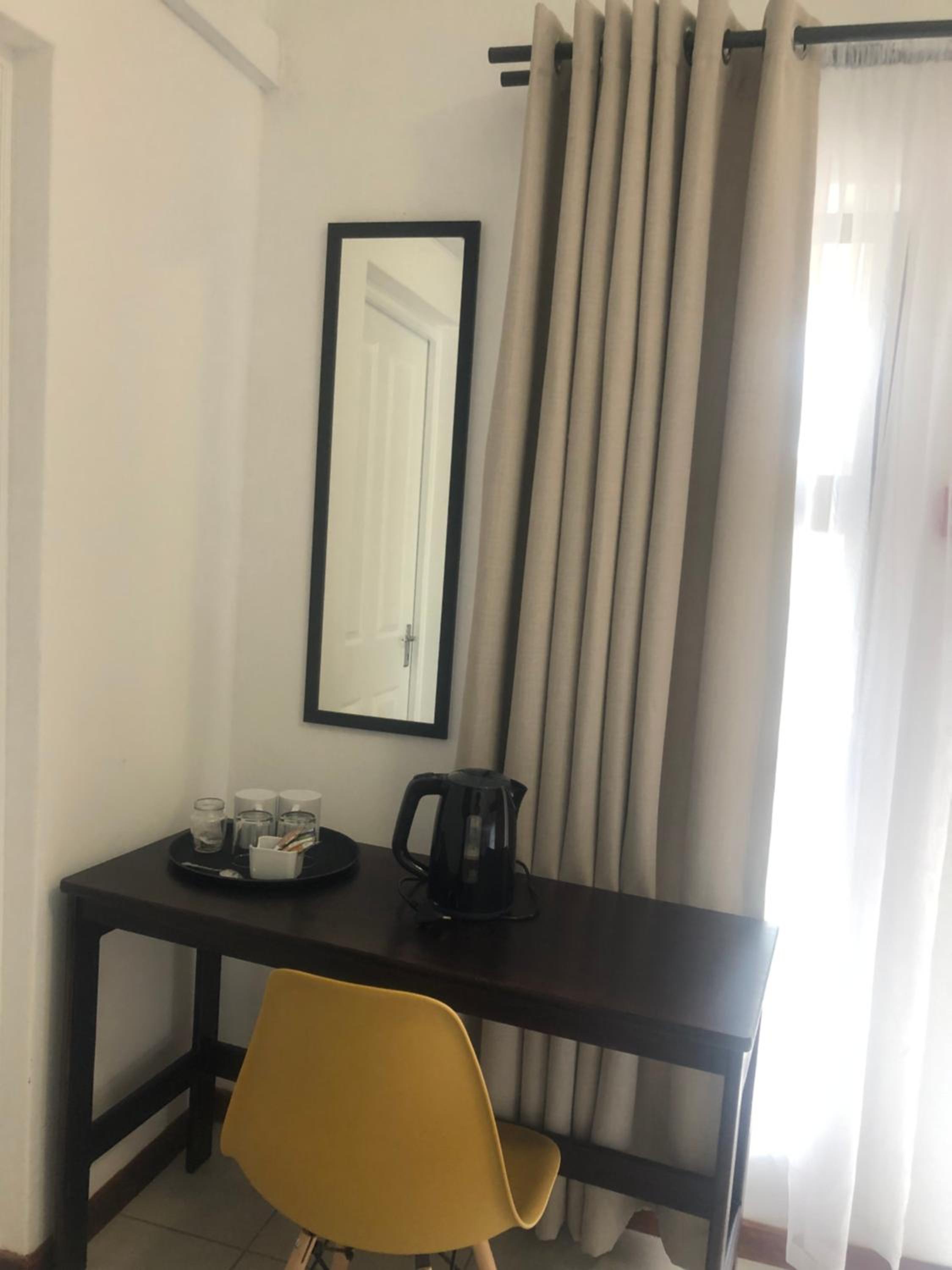 Deluxe Queen Room - Photo 12