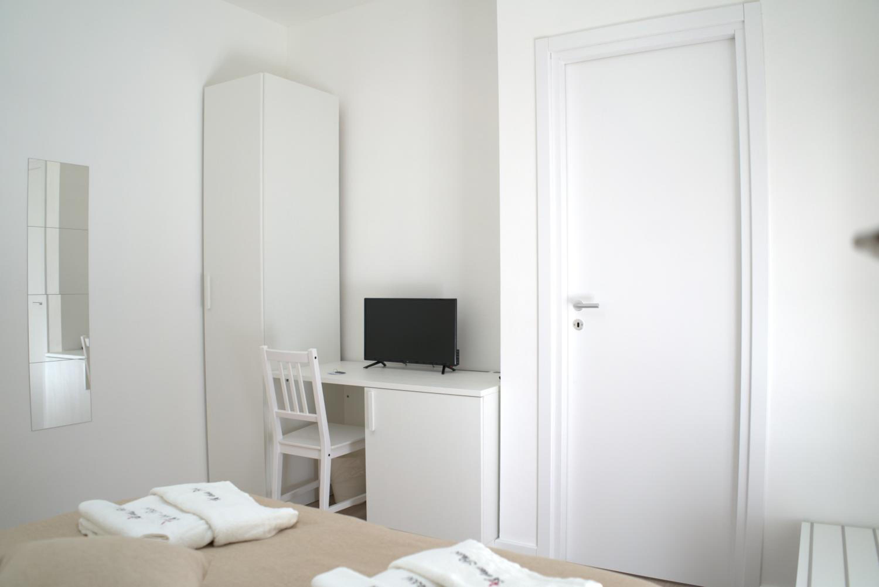 Double or Twin Room with Balcony - Photo 8