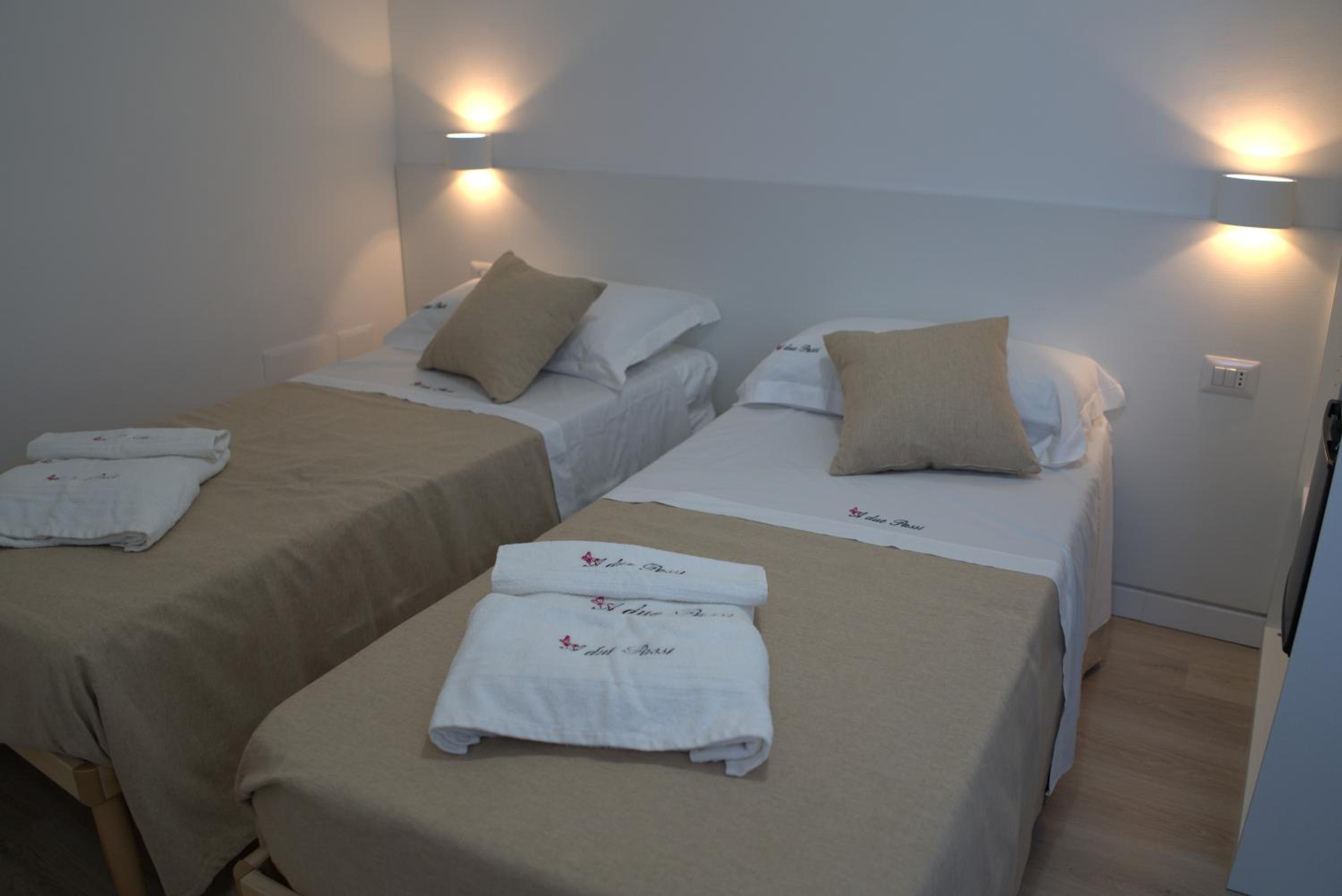 Double or Twin Room with Balcony - Photo 2