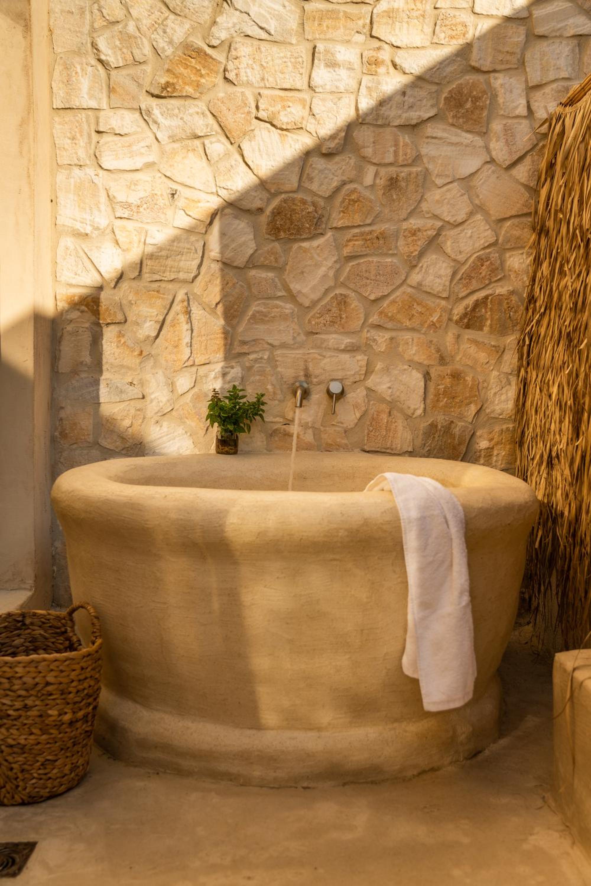 Cave Suite | Bathtub | Swim Up photo 3