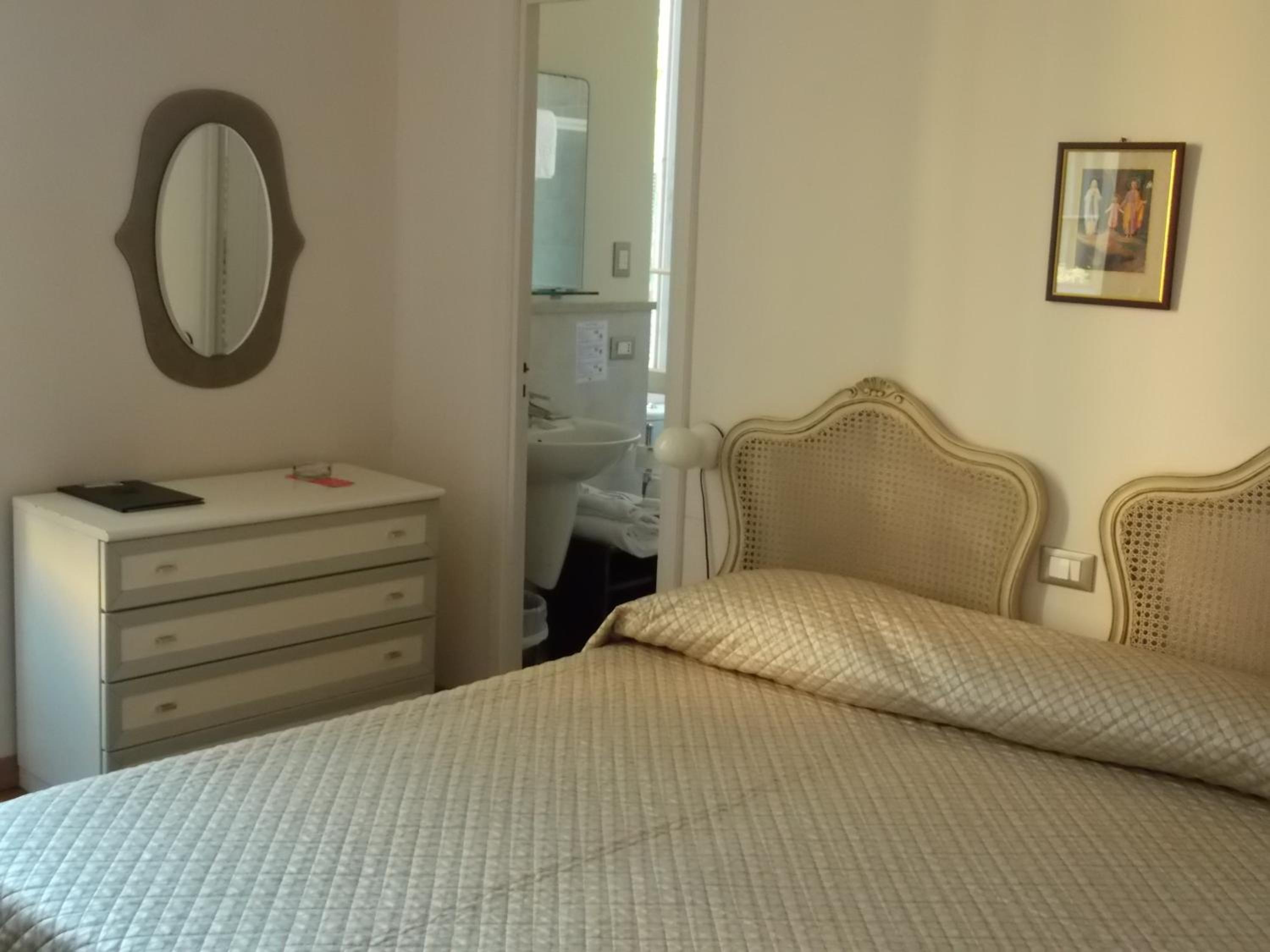 Economy Double Room - Photo 17