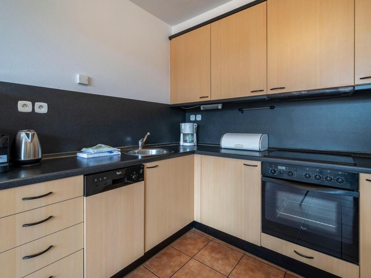 Four-Bedroom Apartment with Balcony  photo 2