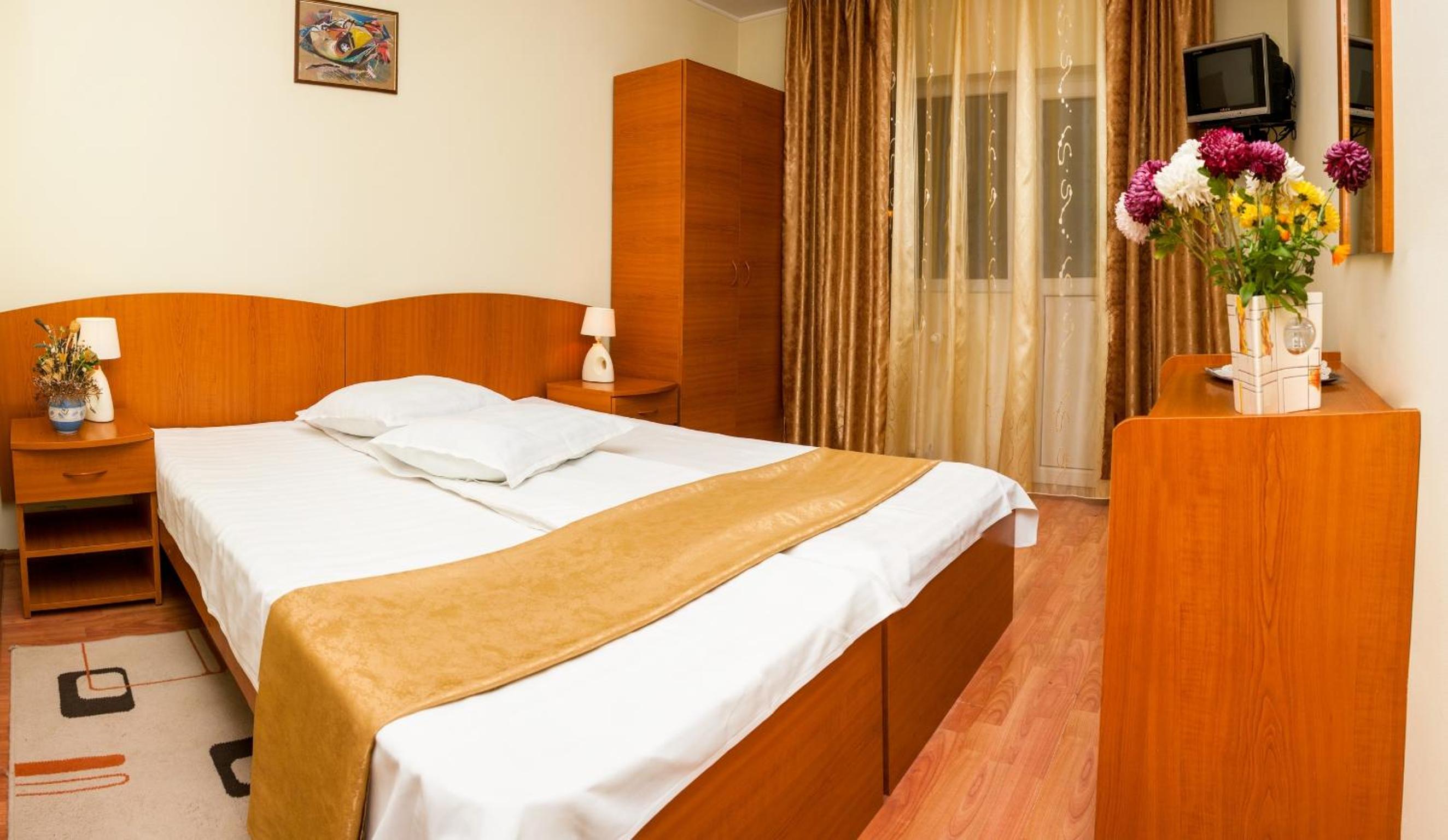 Twin Room with Balcony - Photo 5
