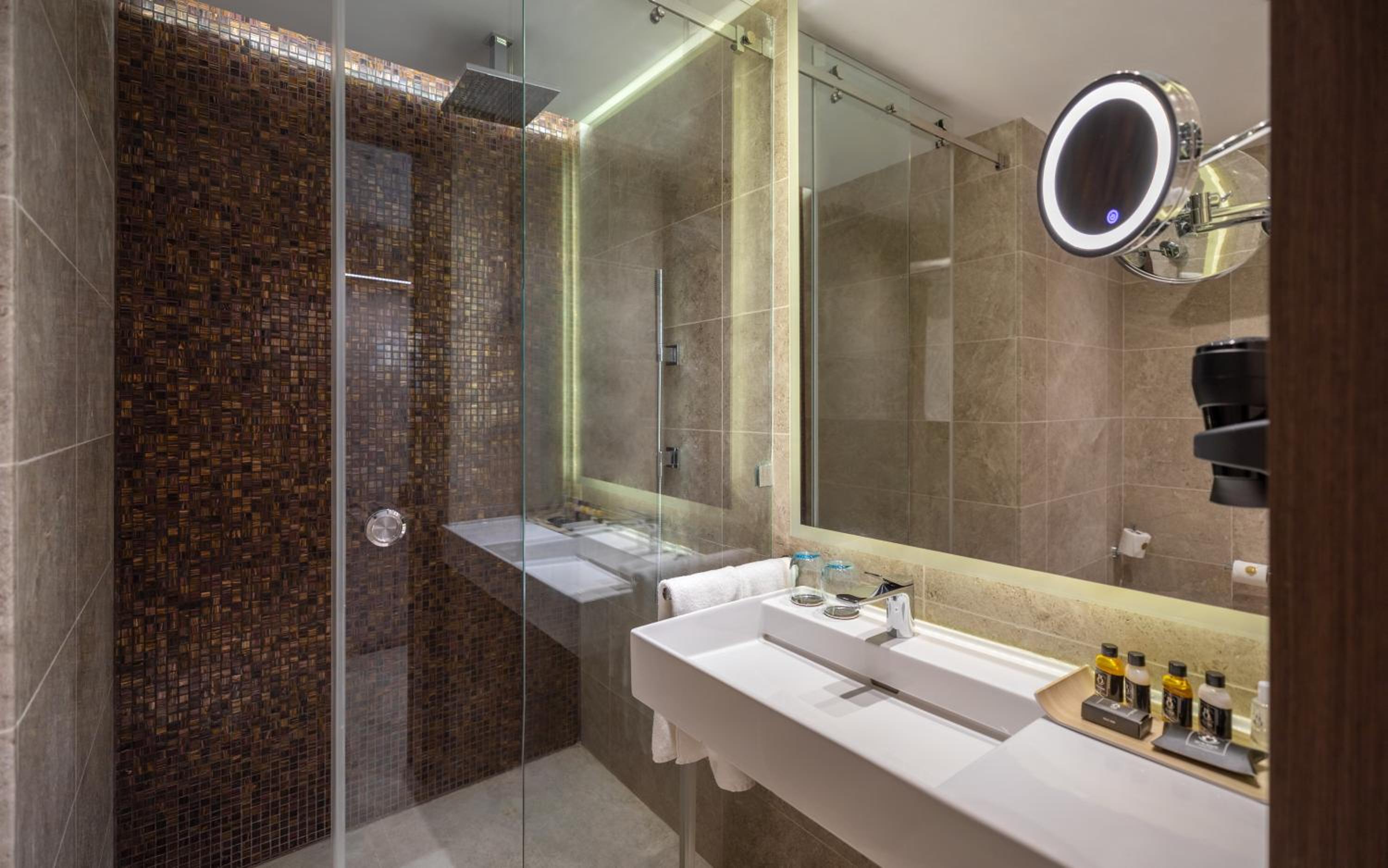 Deluxe Double Room with Shower - Photo 4