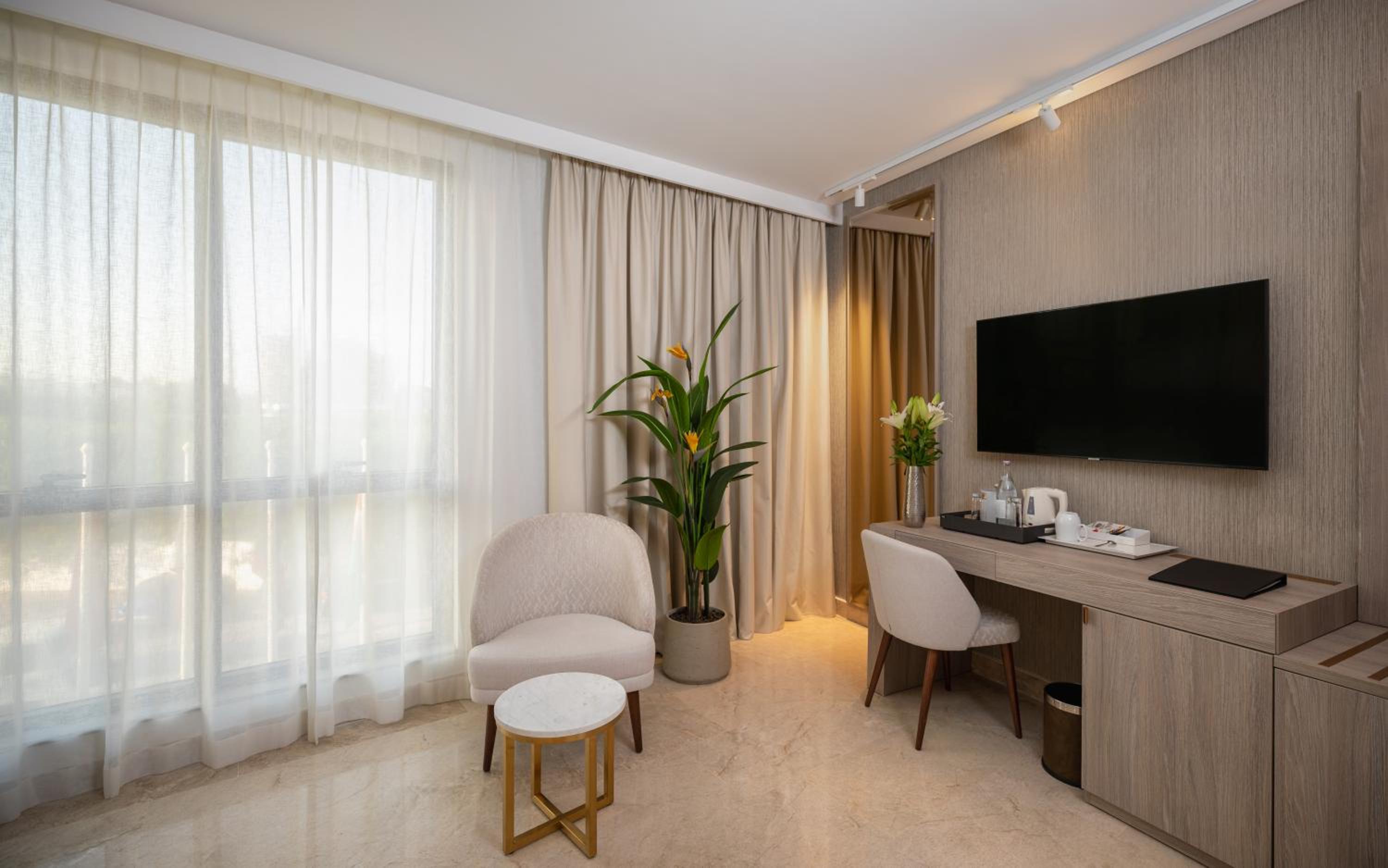 Deluxe Double Room with Shower - Photo 3
