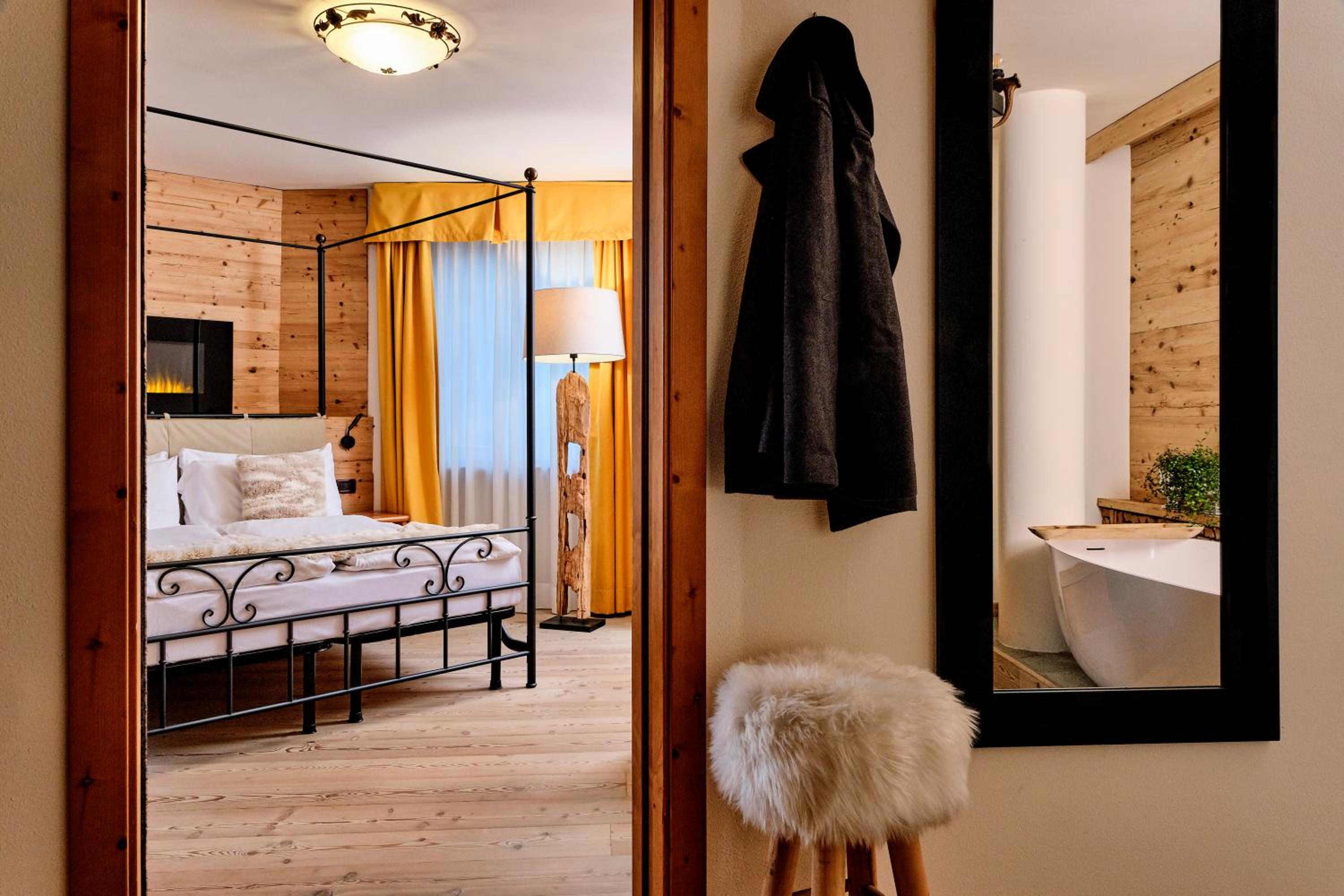 Suite - Photo 1