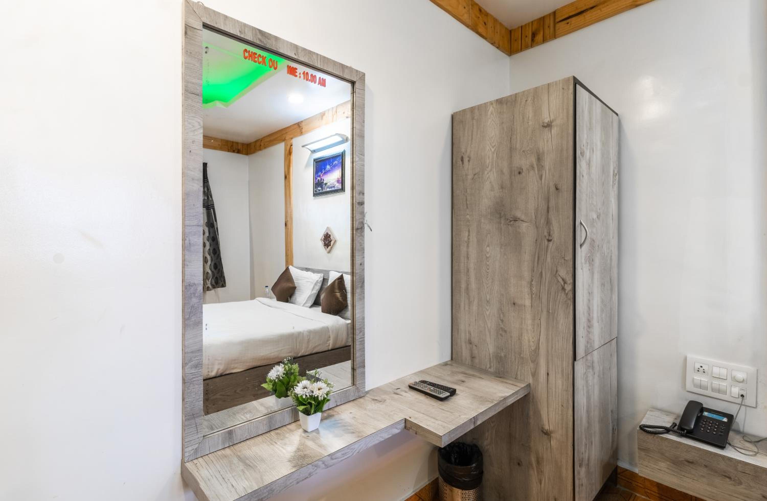Deluxe Double Room - Photo 11