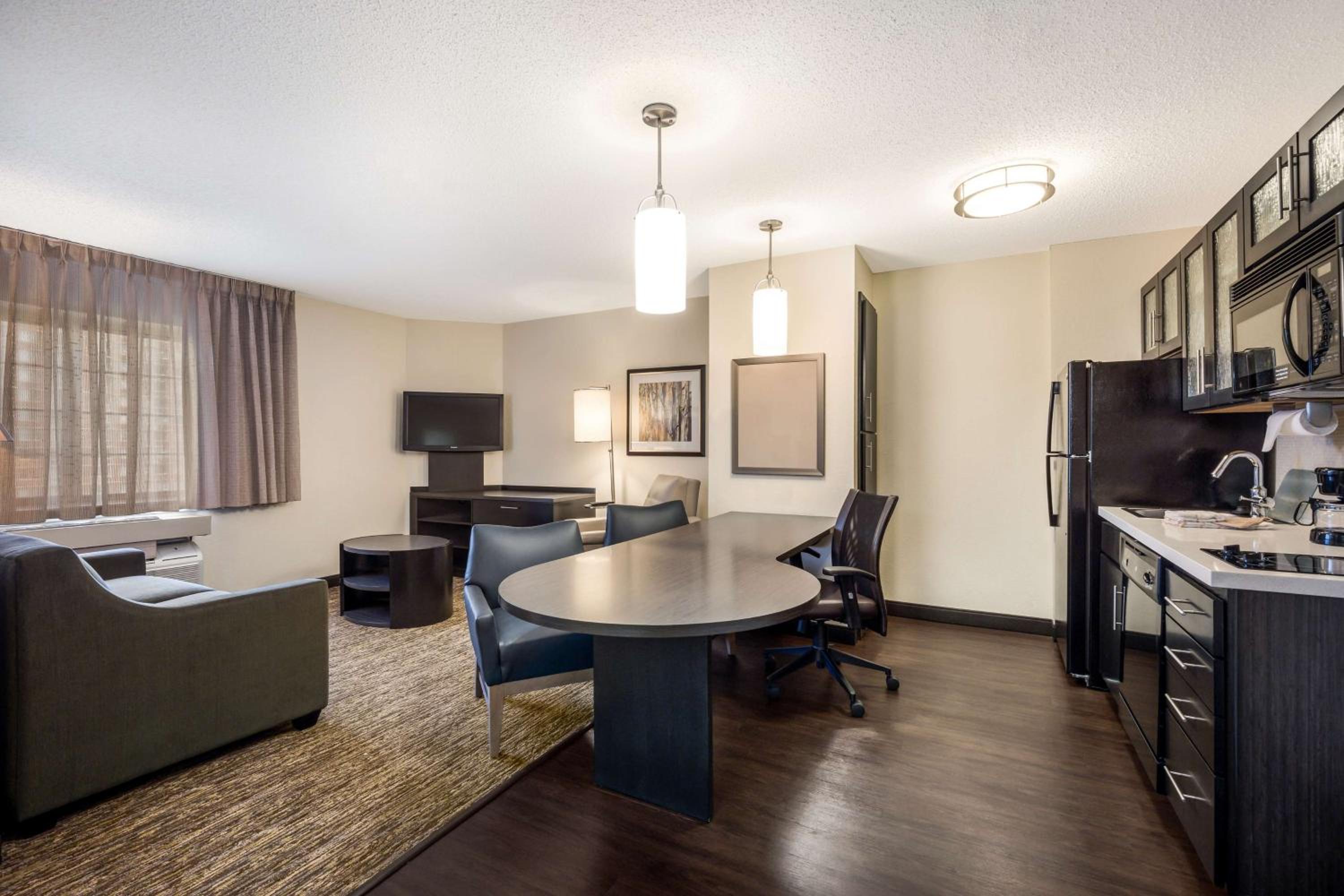 One-Bedroom Queen Suite with Bathtub - Mobility Accessible photo 1