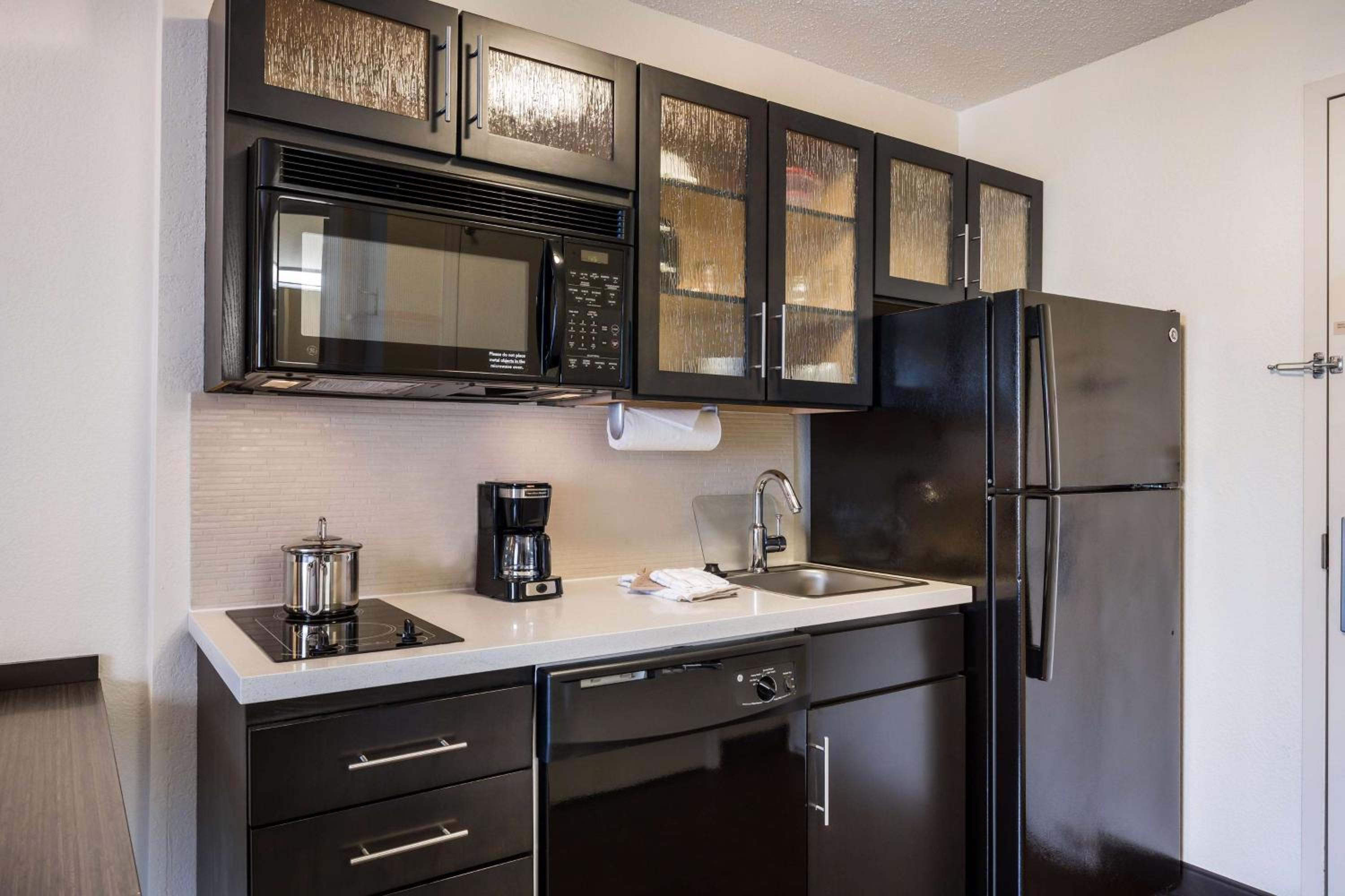 Queen Studio Suite - Photo 3