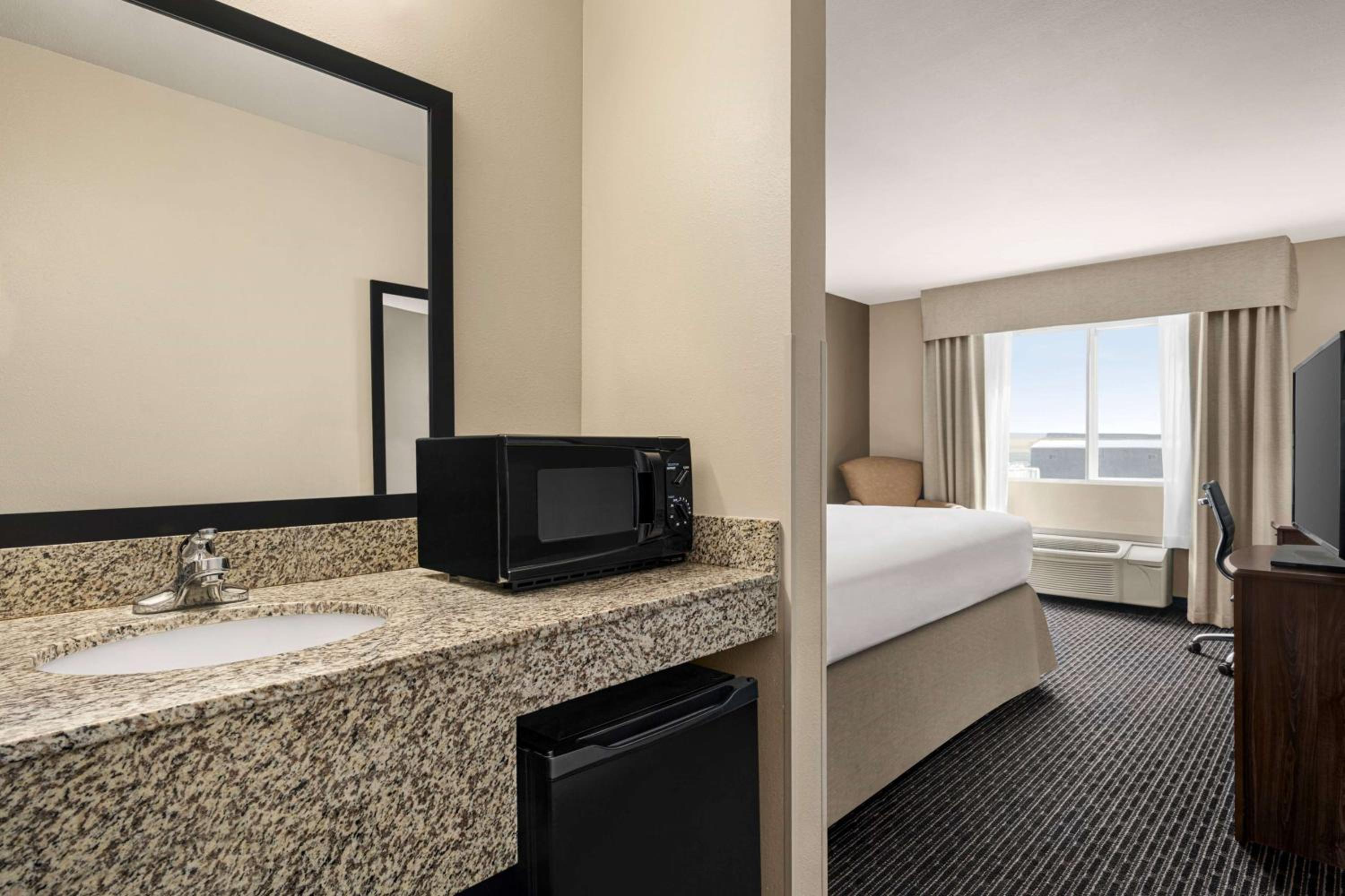 Deluxe King Room - Non-Smoking - Photo 5