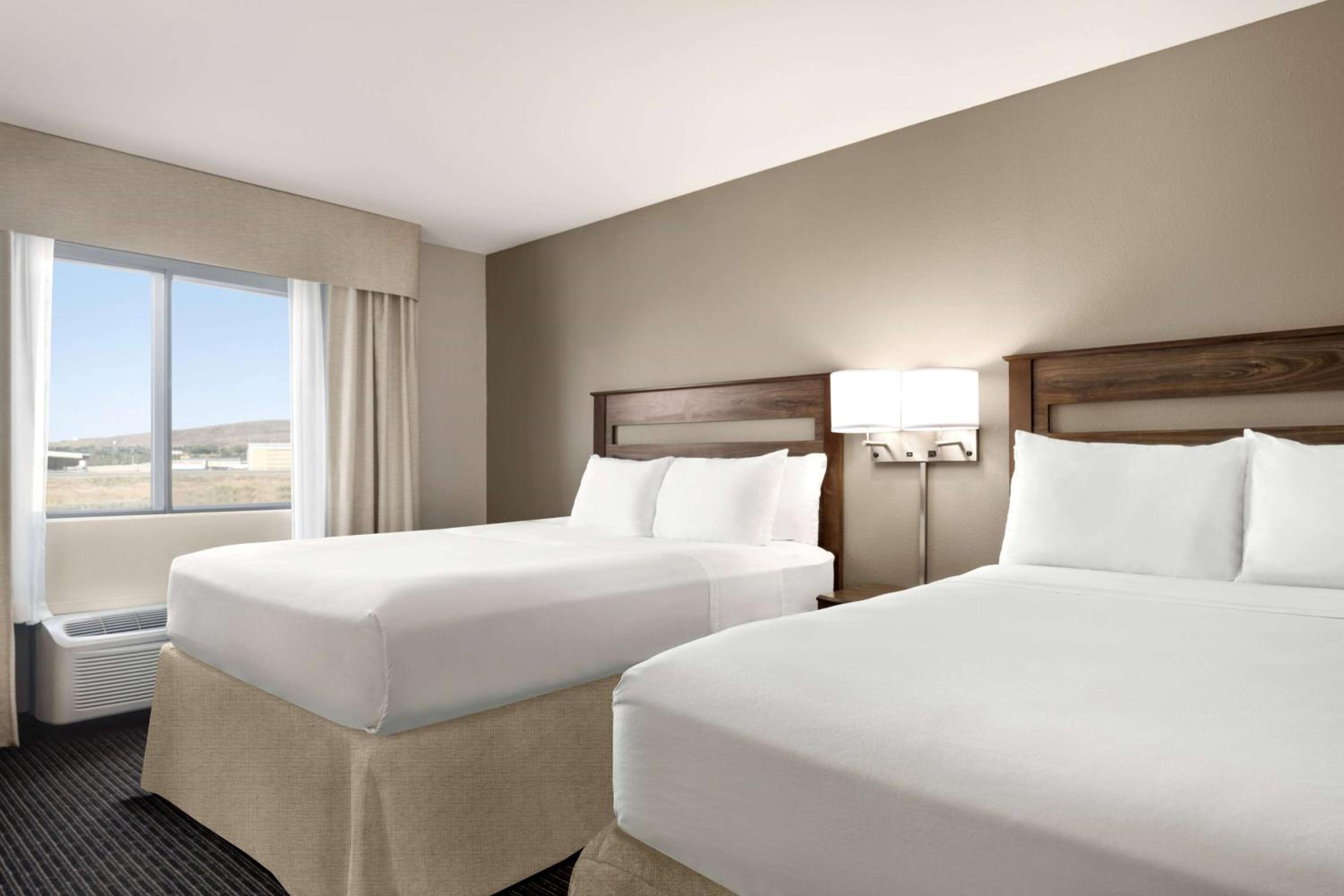 Queen Room with Two Queen Beds - Non-Smoking - Photo 8