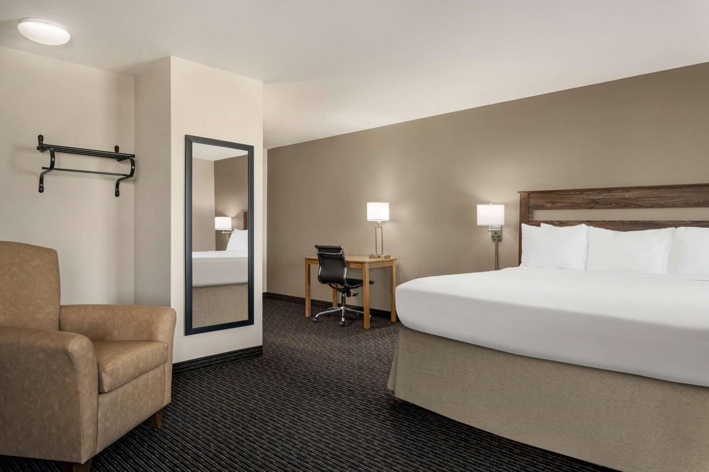 Deluxe King Room - Non-Smoking - Photo 1