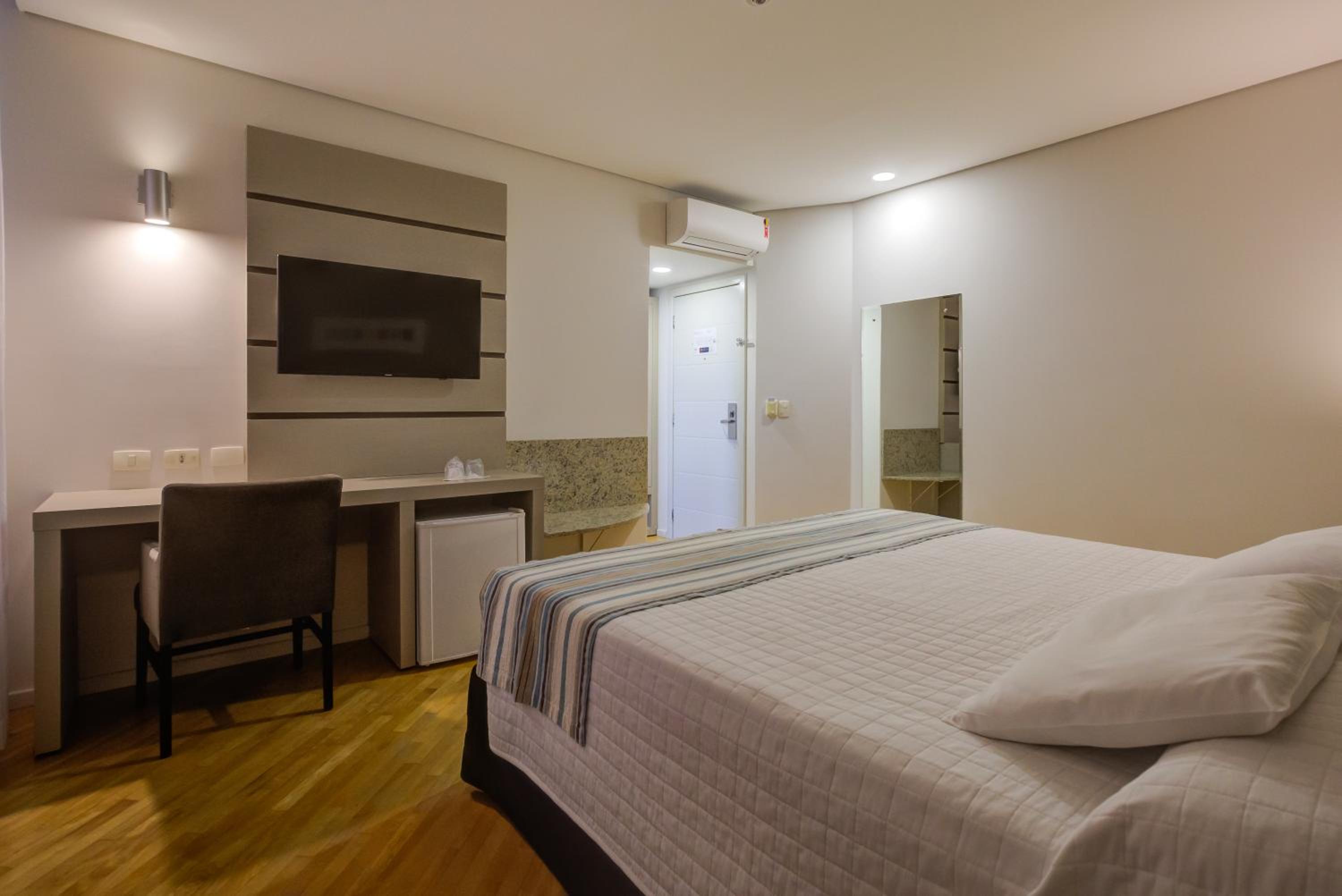 Deluxe Room with 1 Double Bed - Photo 16