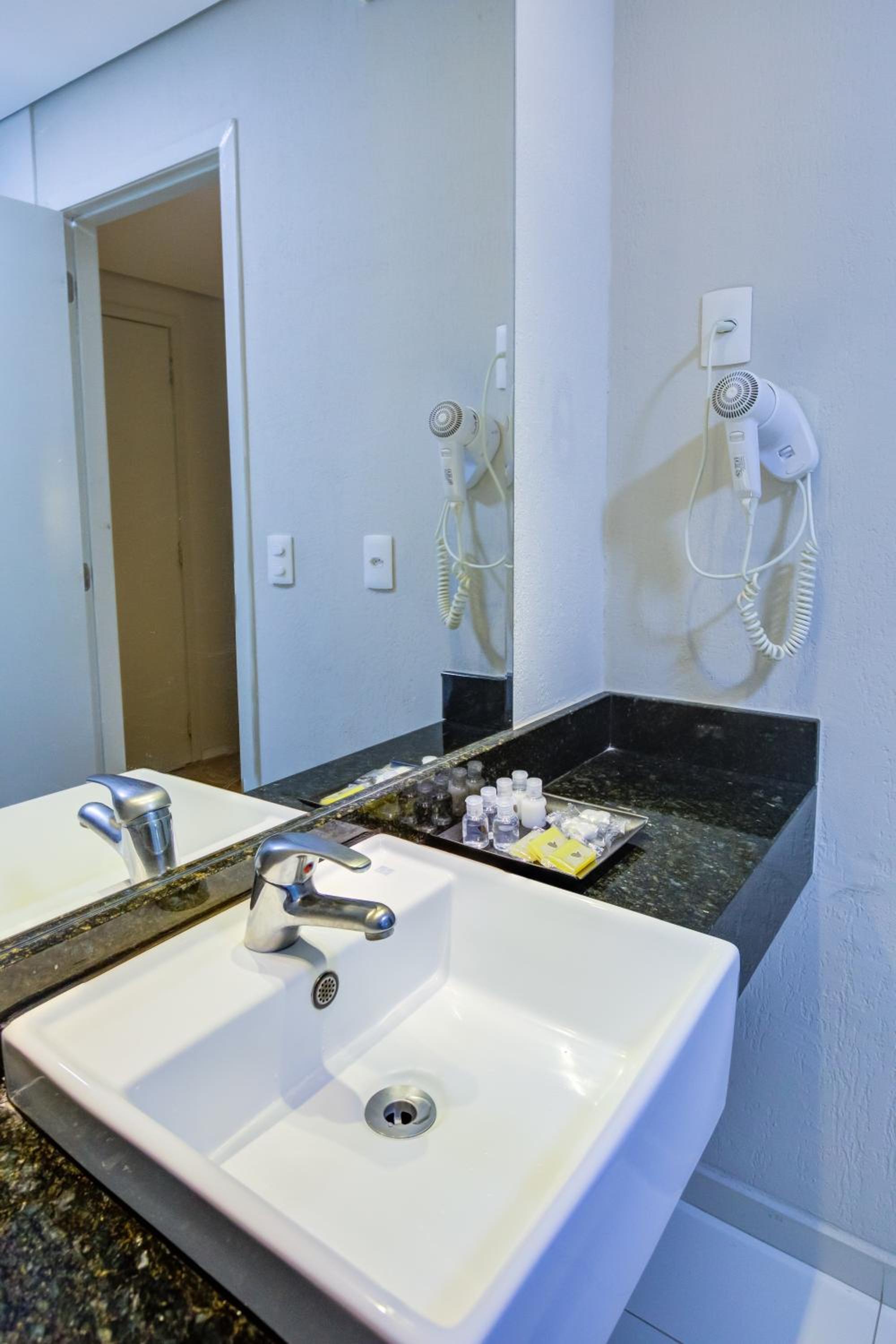 Superior Triple Room thumbnail 5