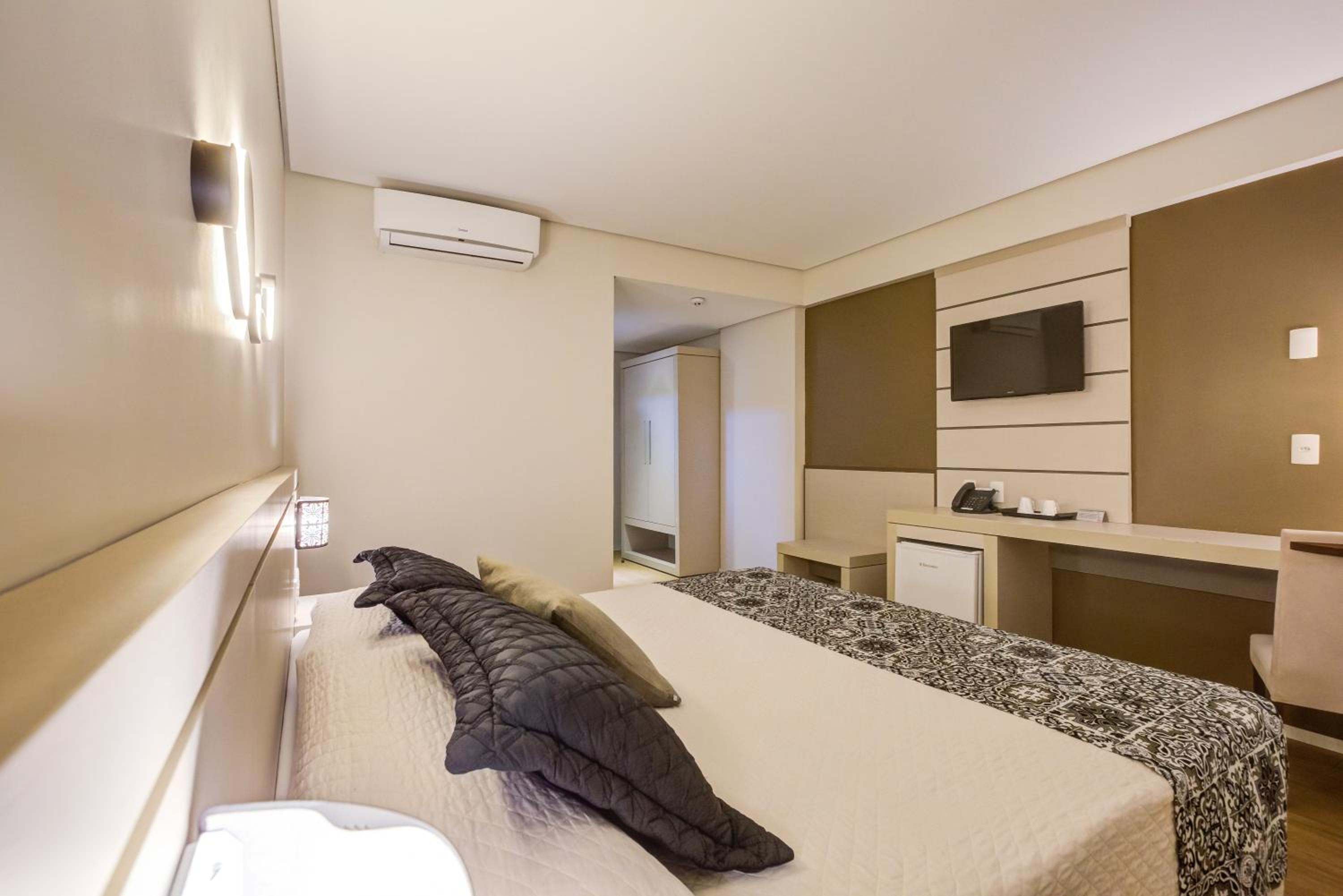Superior Double Room thumbnail 6