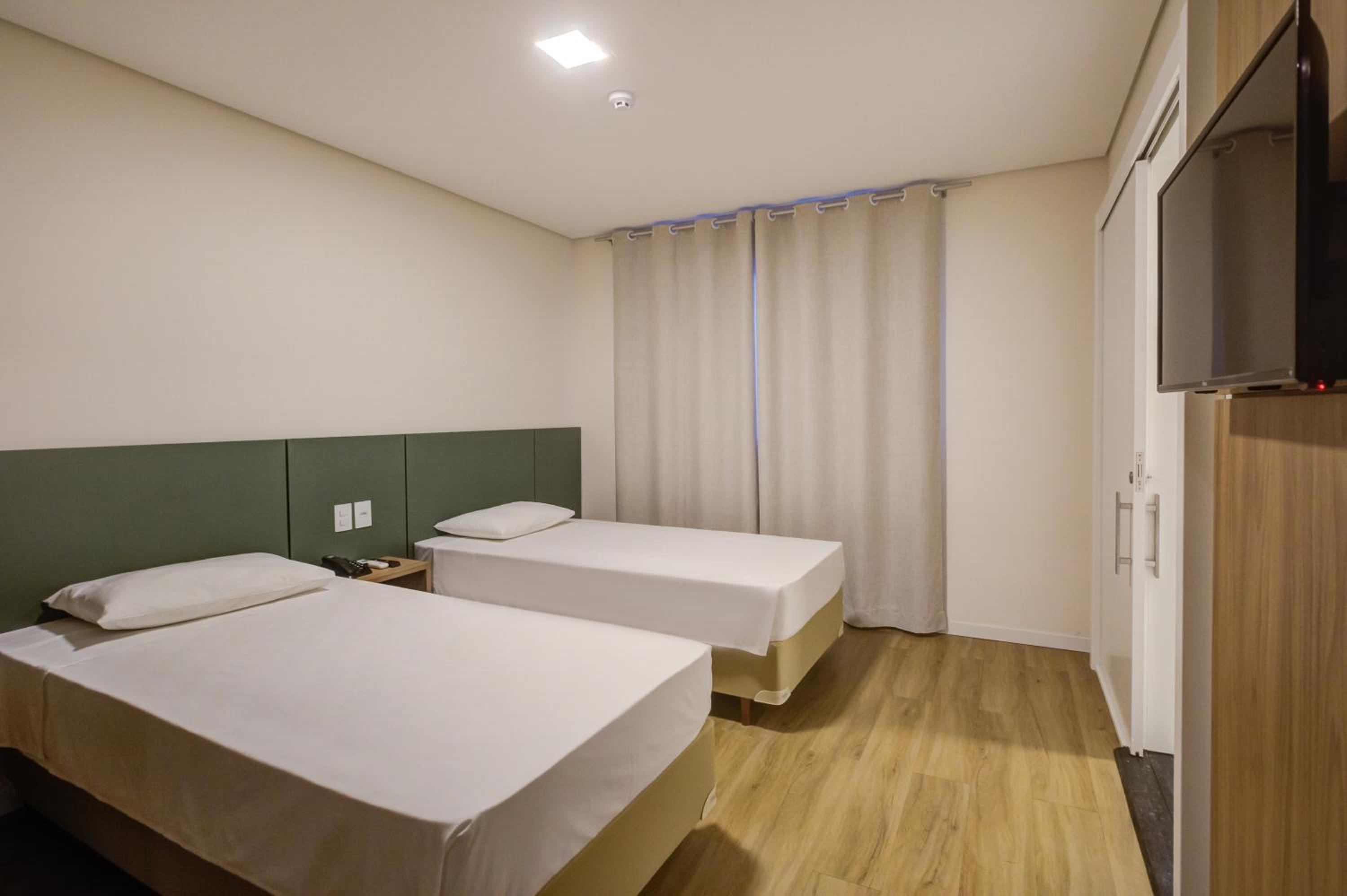 Standard Twin Room - Photo 9