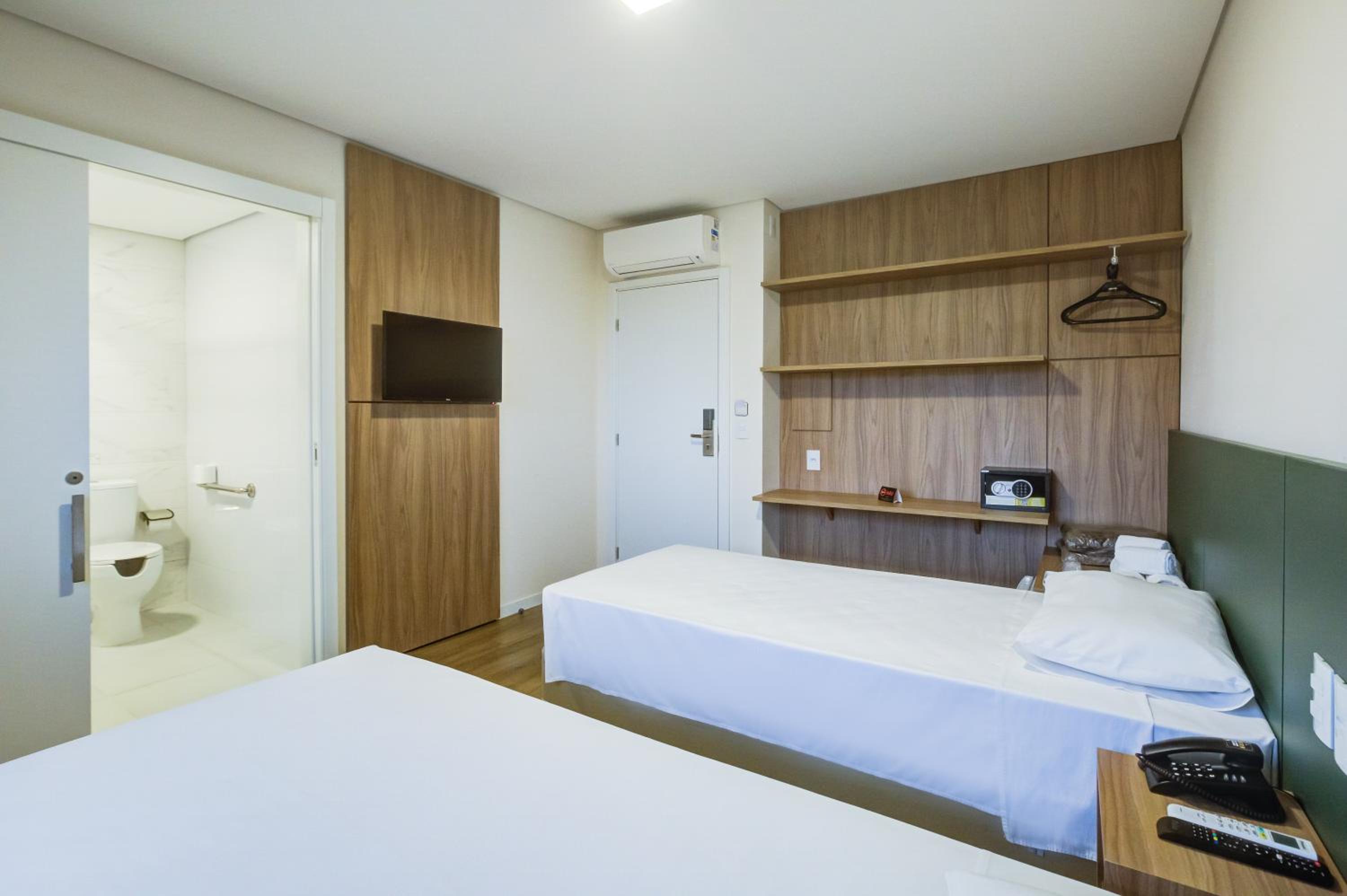 Standard Twin Room - Photo 8
