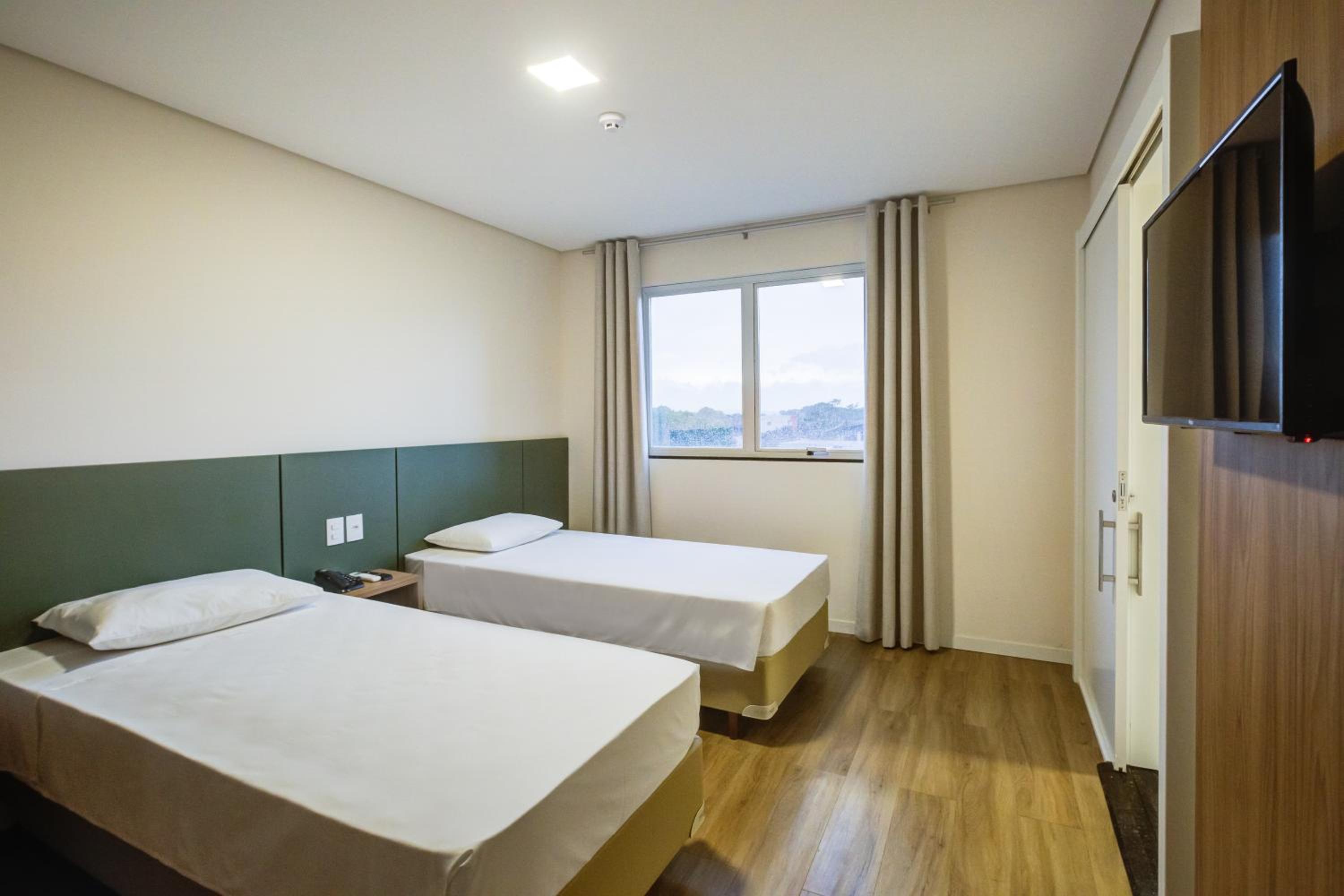 Standard Twin Room - Photo 7