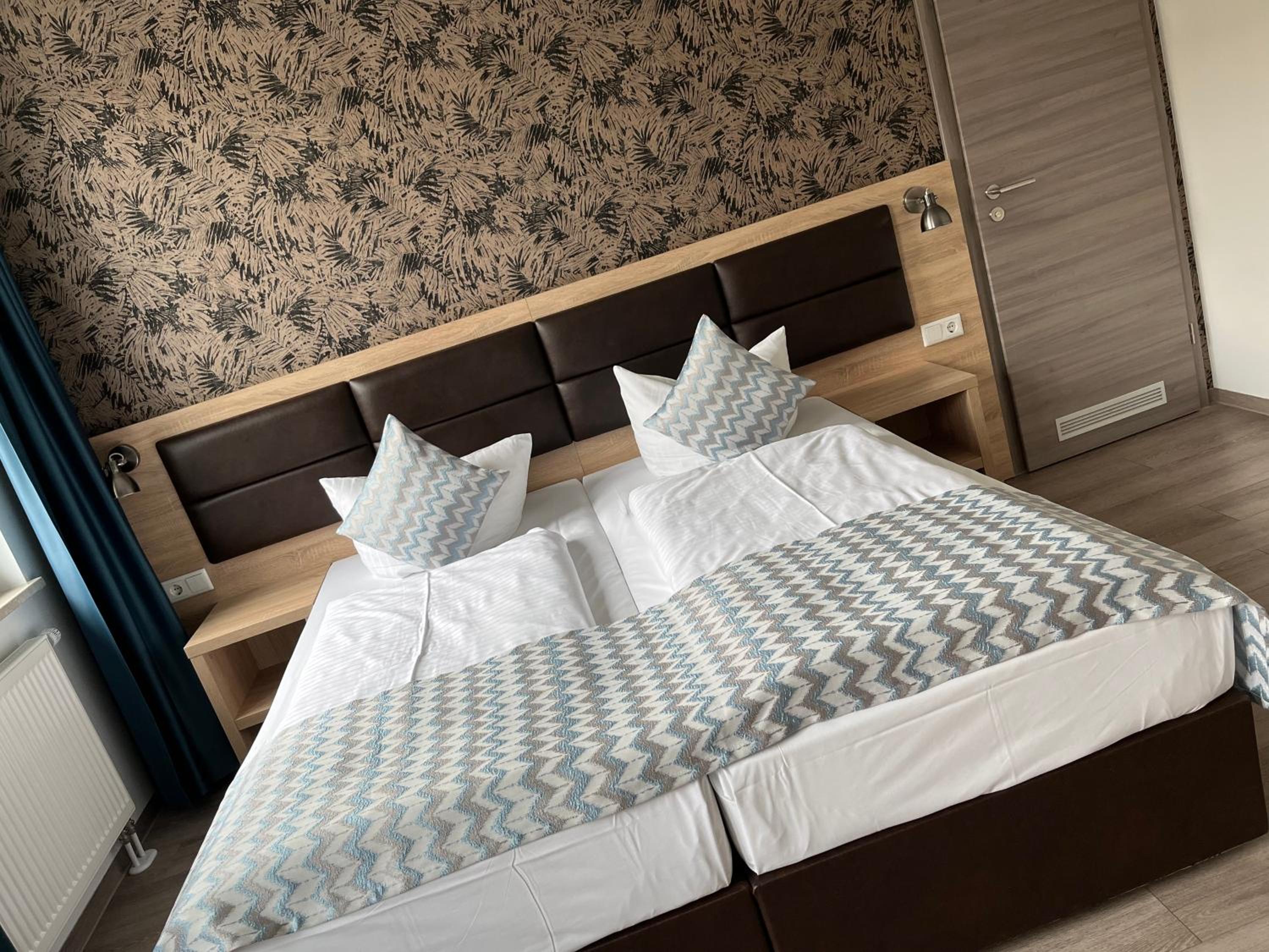 Double or Twin Room with Private Bathroom - Photo 2
