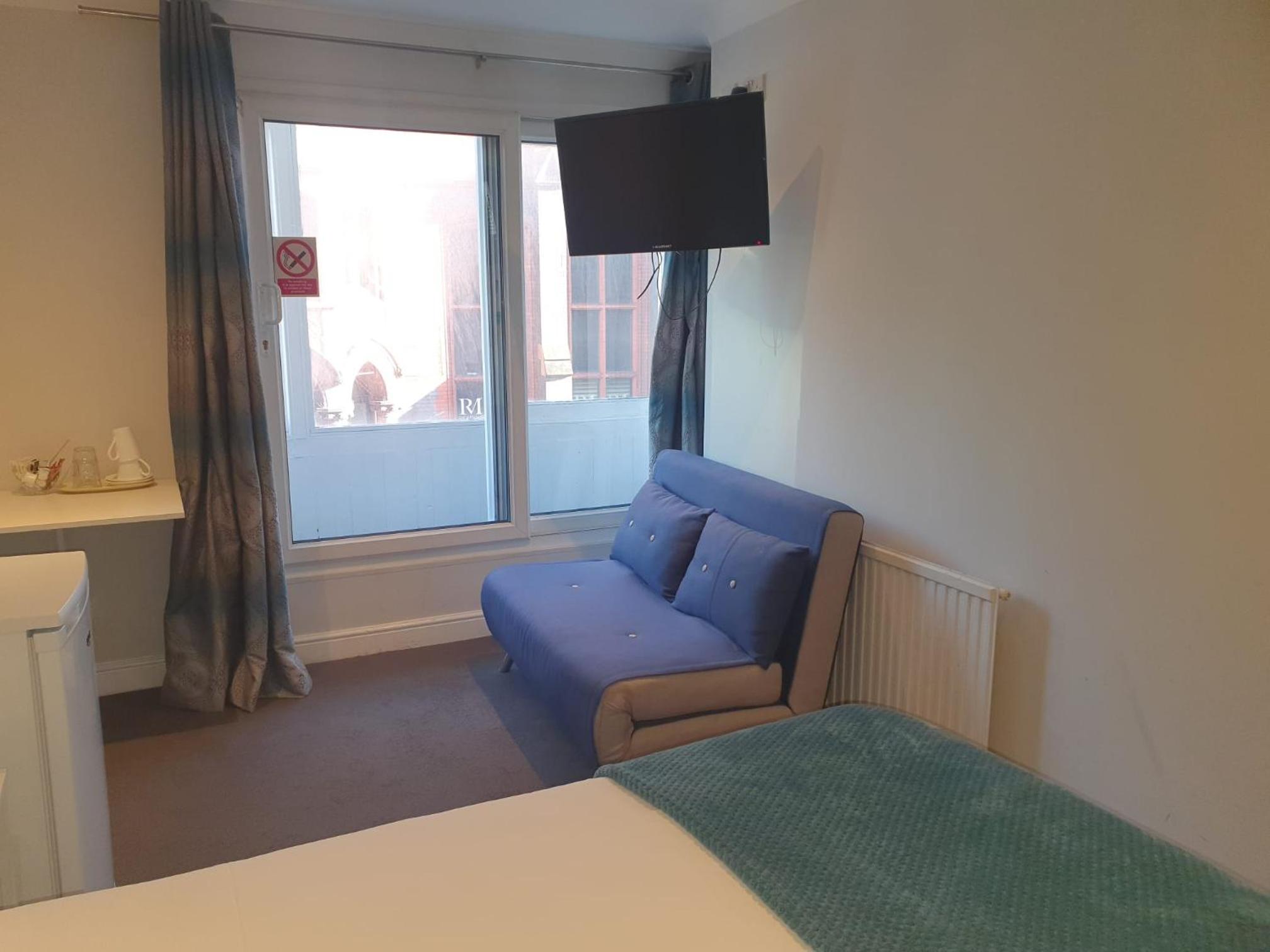 Double or Twin Room with Private Bathroom - Photo 7