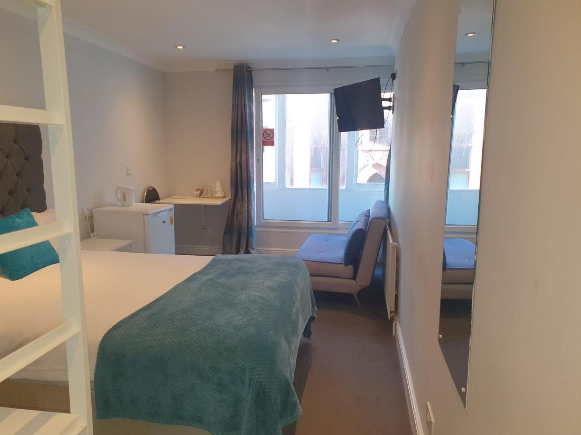 Double or Twin Room with Private Bathroom - Photo 8