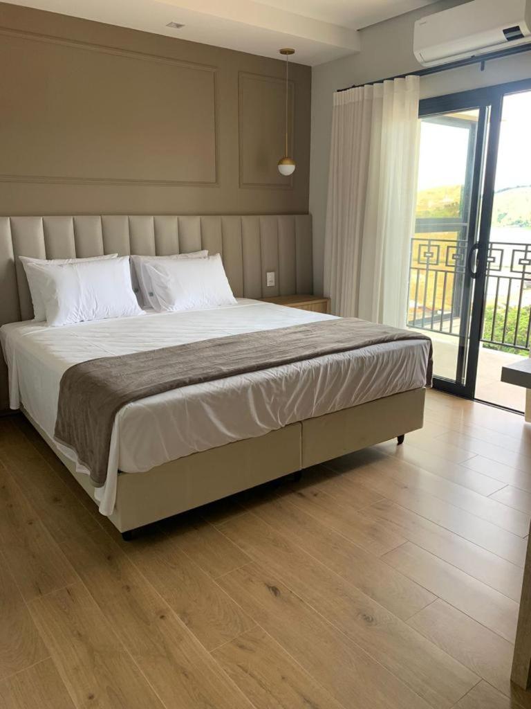 Deluxe Suite with Lake View - Photo 2