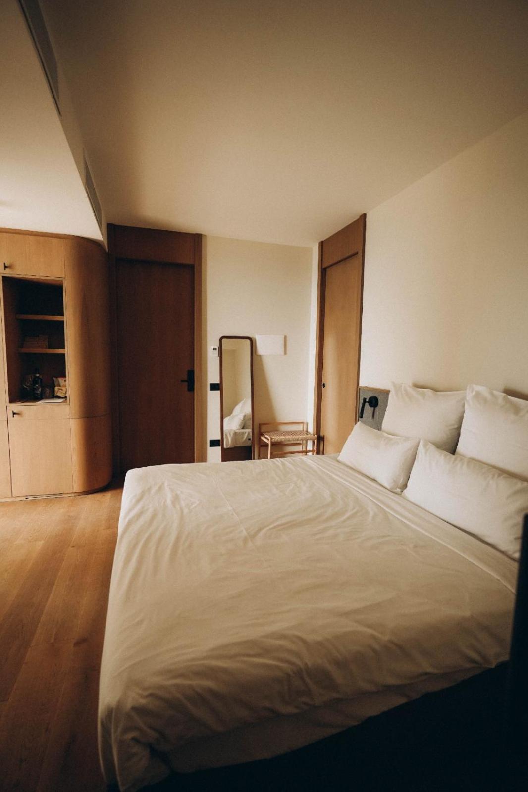 Suite with Spa Bathtub