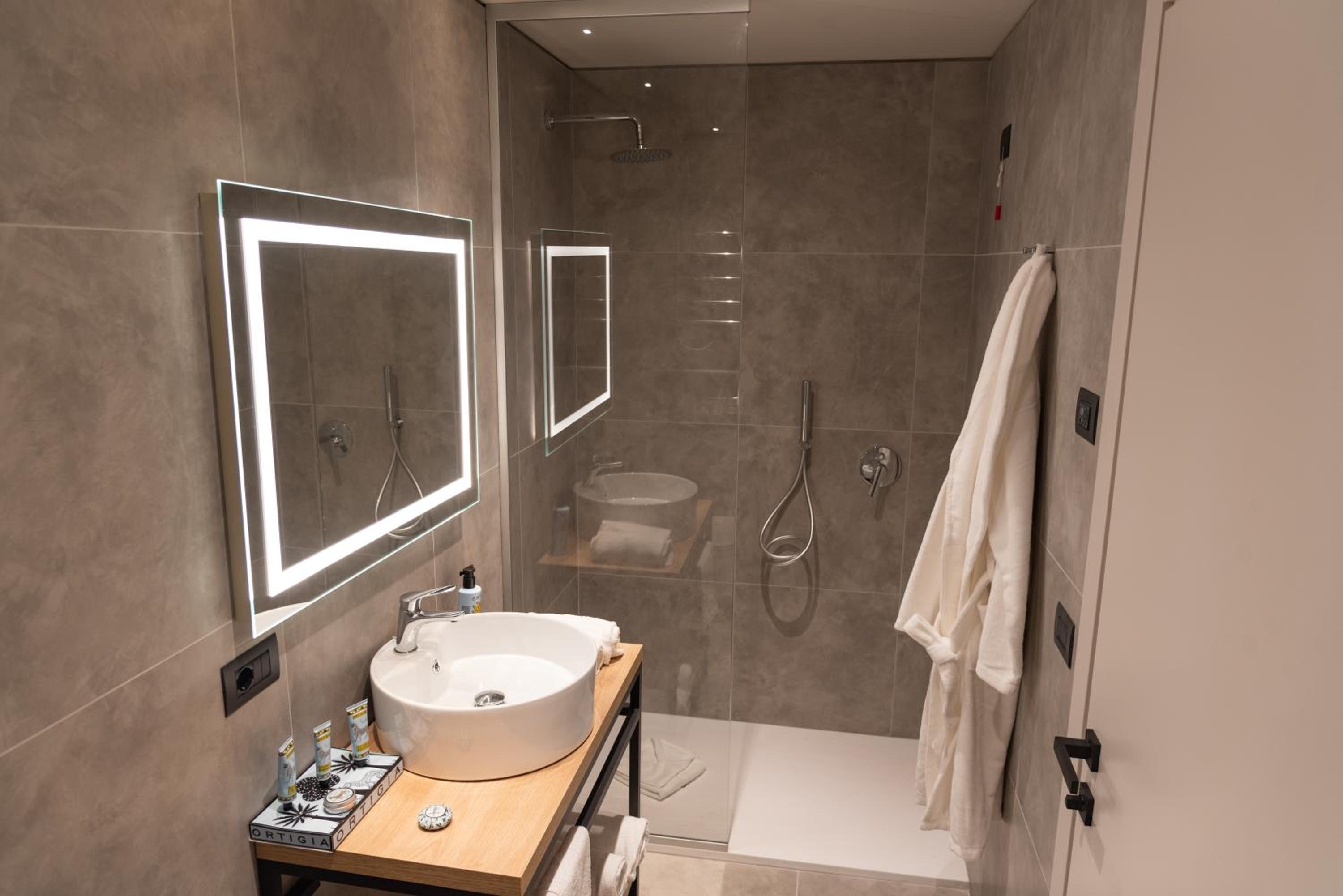 Standard Double or Twin Room - Photo 14