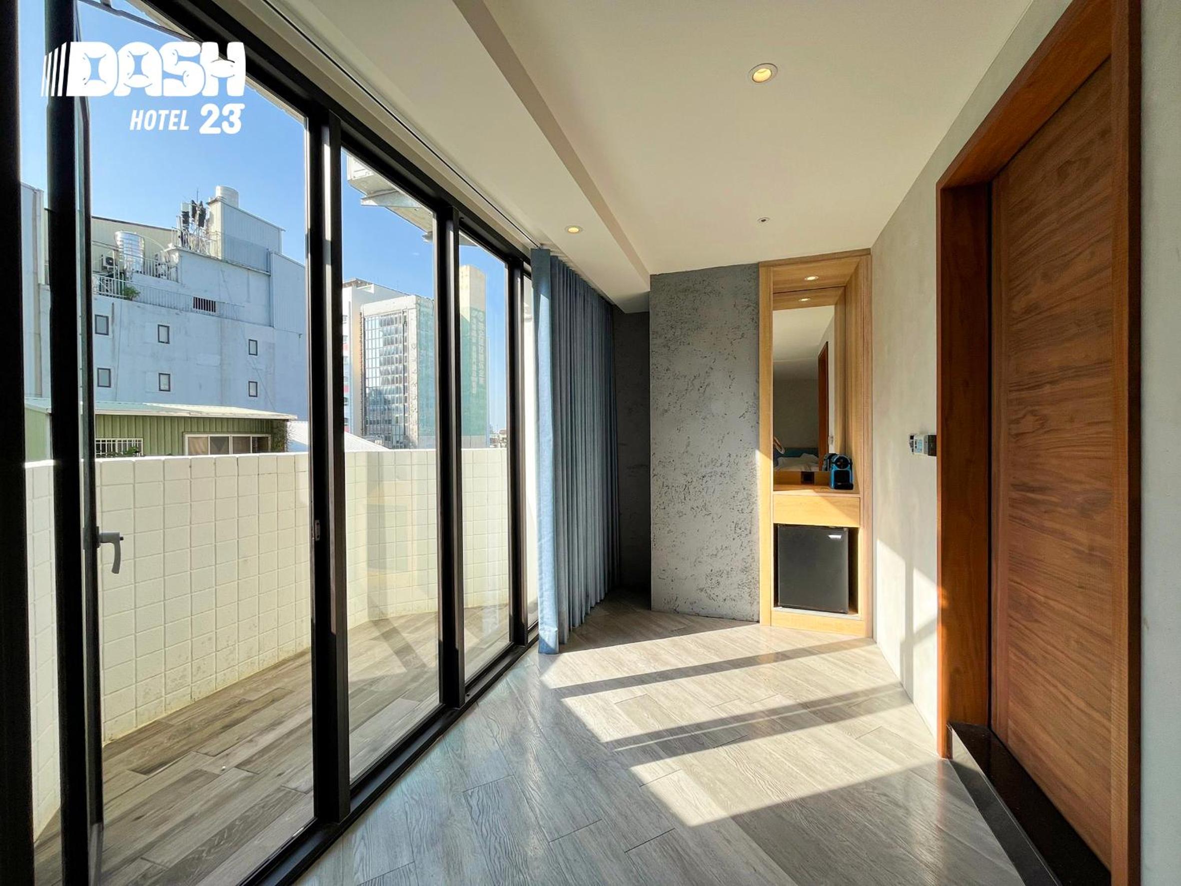 Deluxe Double Room with Balcony - Photo 15