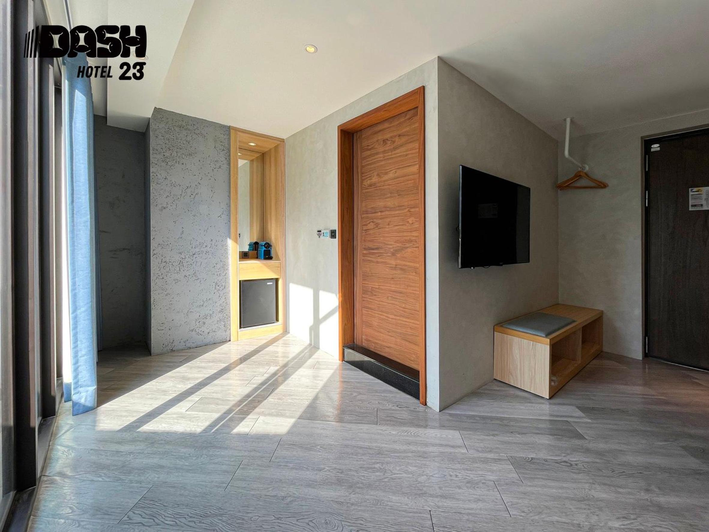 Deluxe Double Room with Balcony - Photo 17