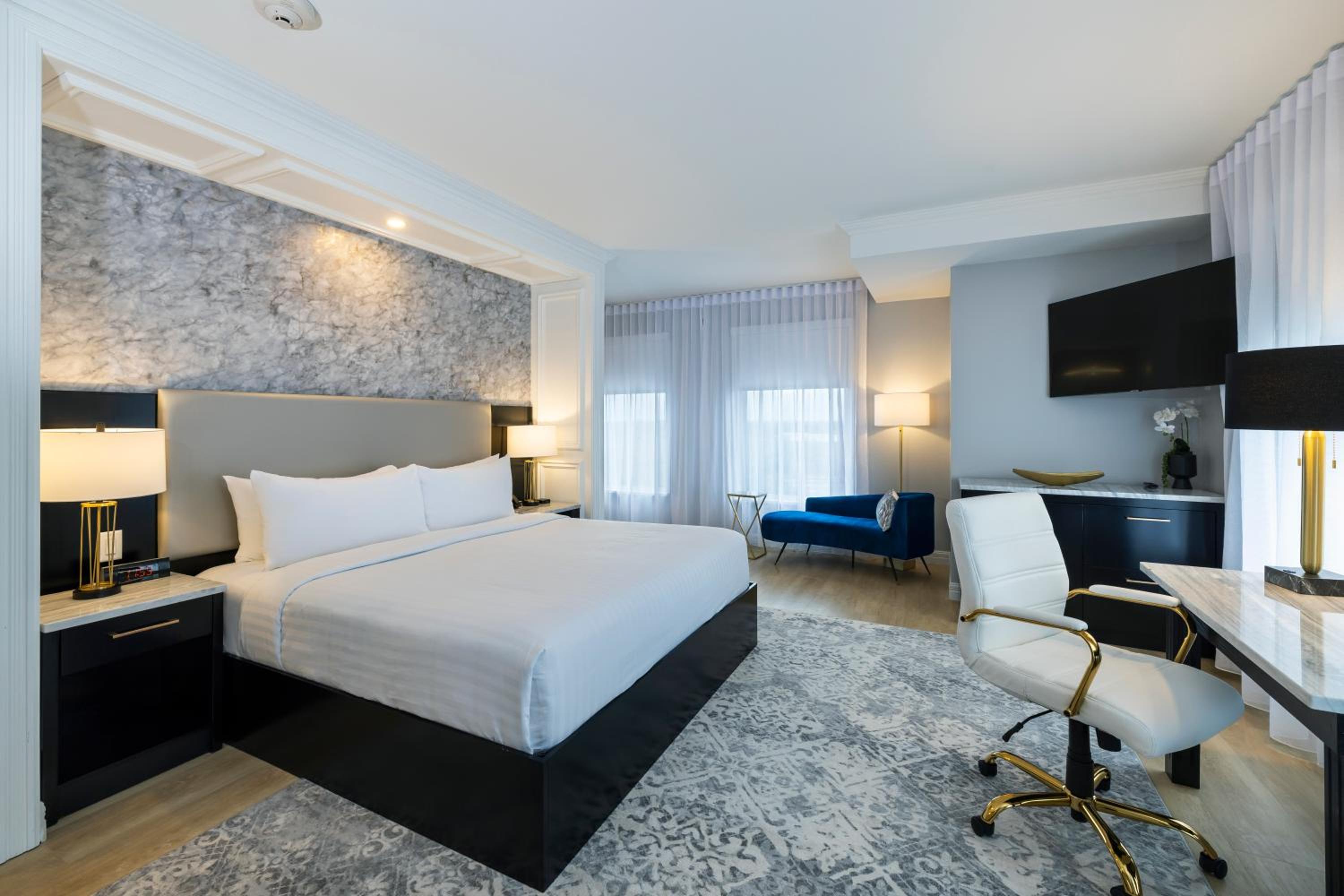 Deluxe King Room with a Walk-In Shower - Non Smoking - Photo 1