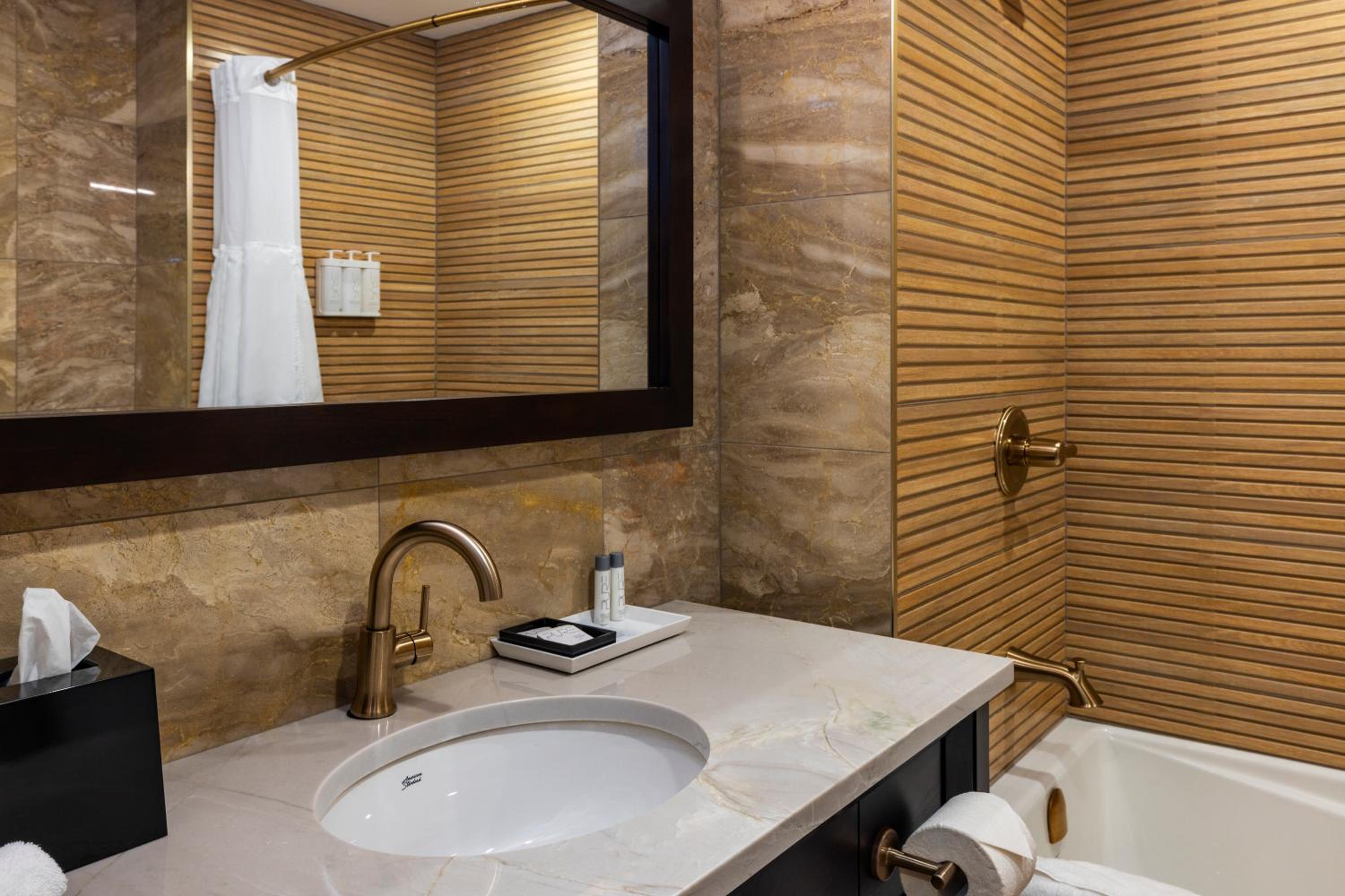 Deluxe Two Queen Beds with a Bathtub - Non Smoking - Photo 2