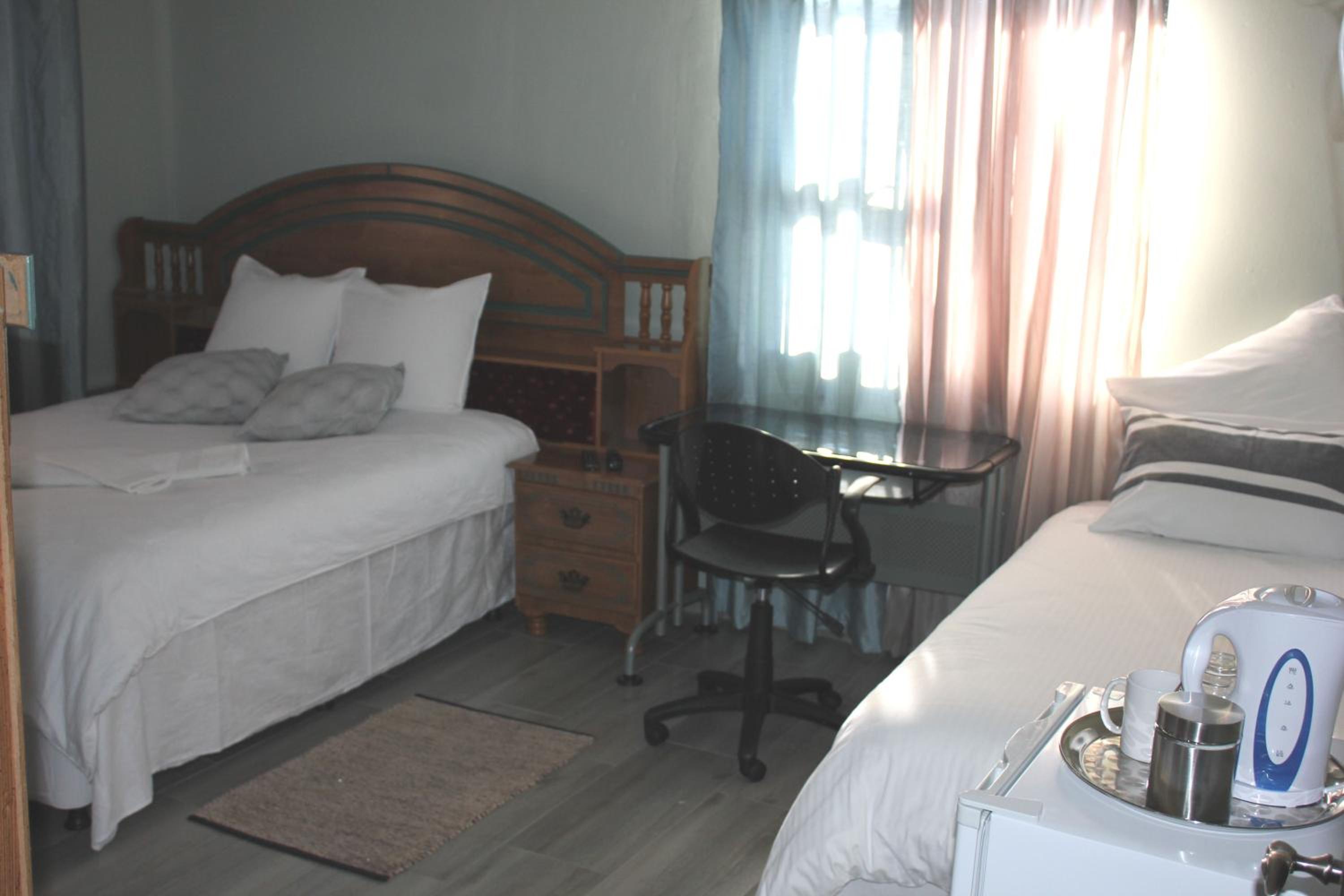 Twin Room with Private Bathroom photo 3