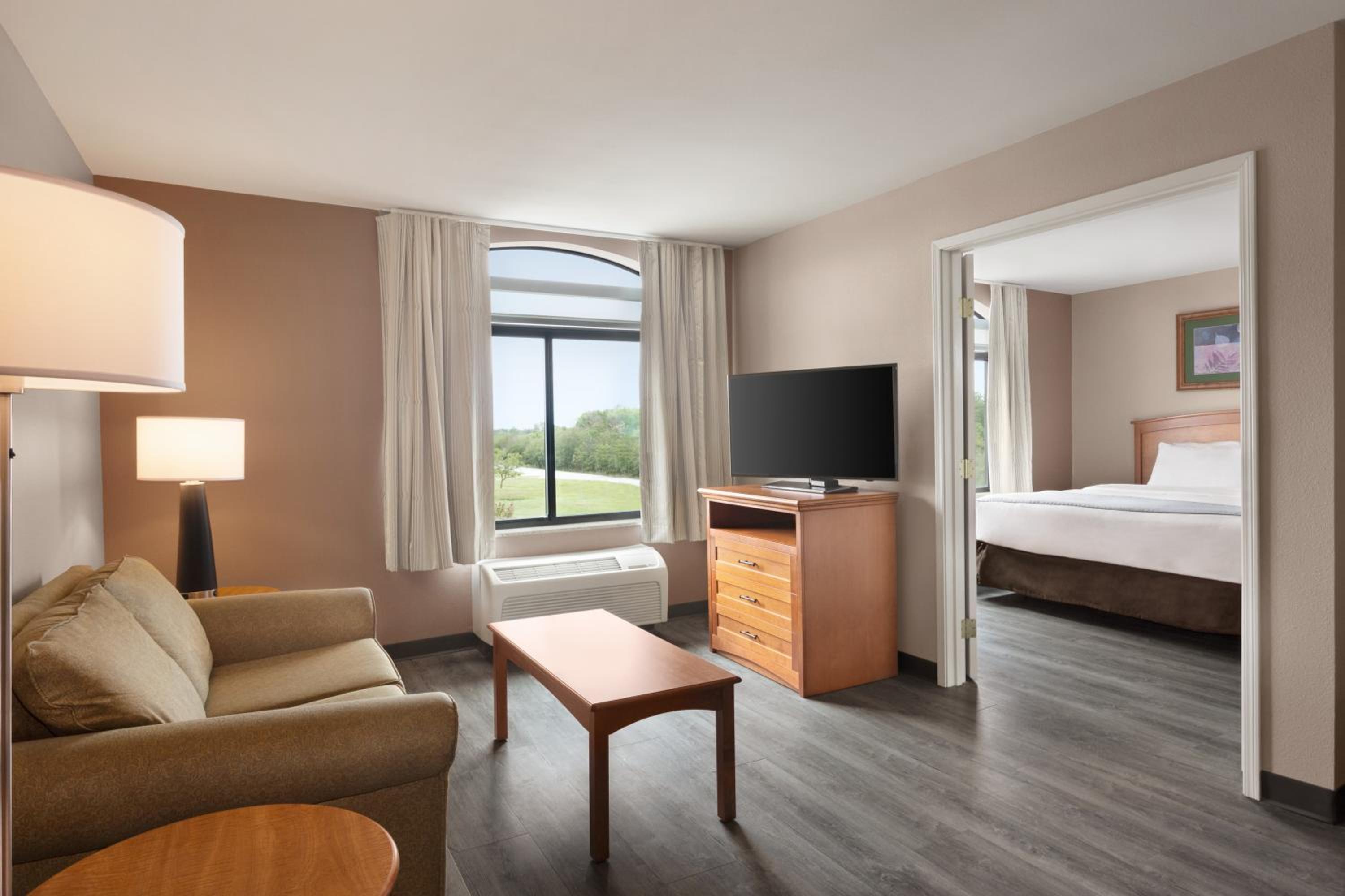 One-Bedroom King Suite - Non-Smoking - Photo 2