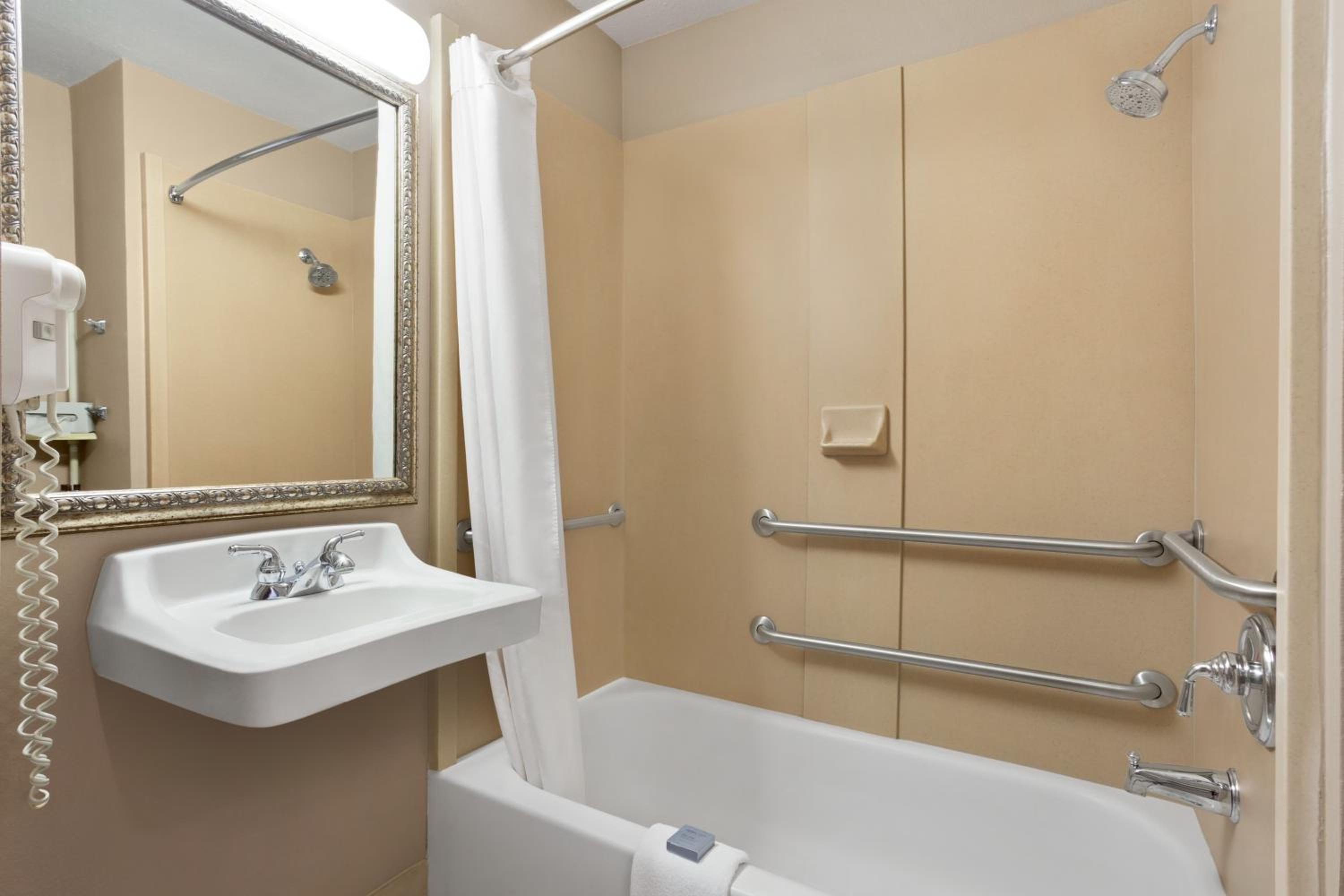 Queen Room with Two Queen Beds - Non-Smoking - Photo 3