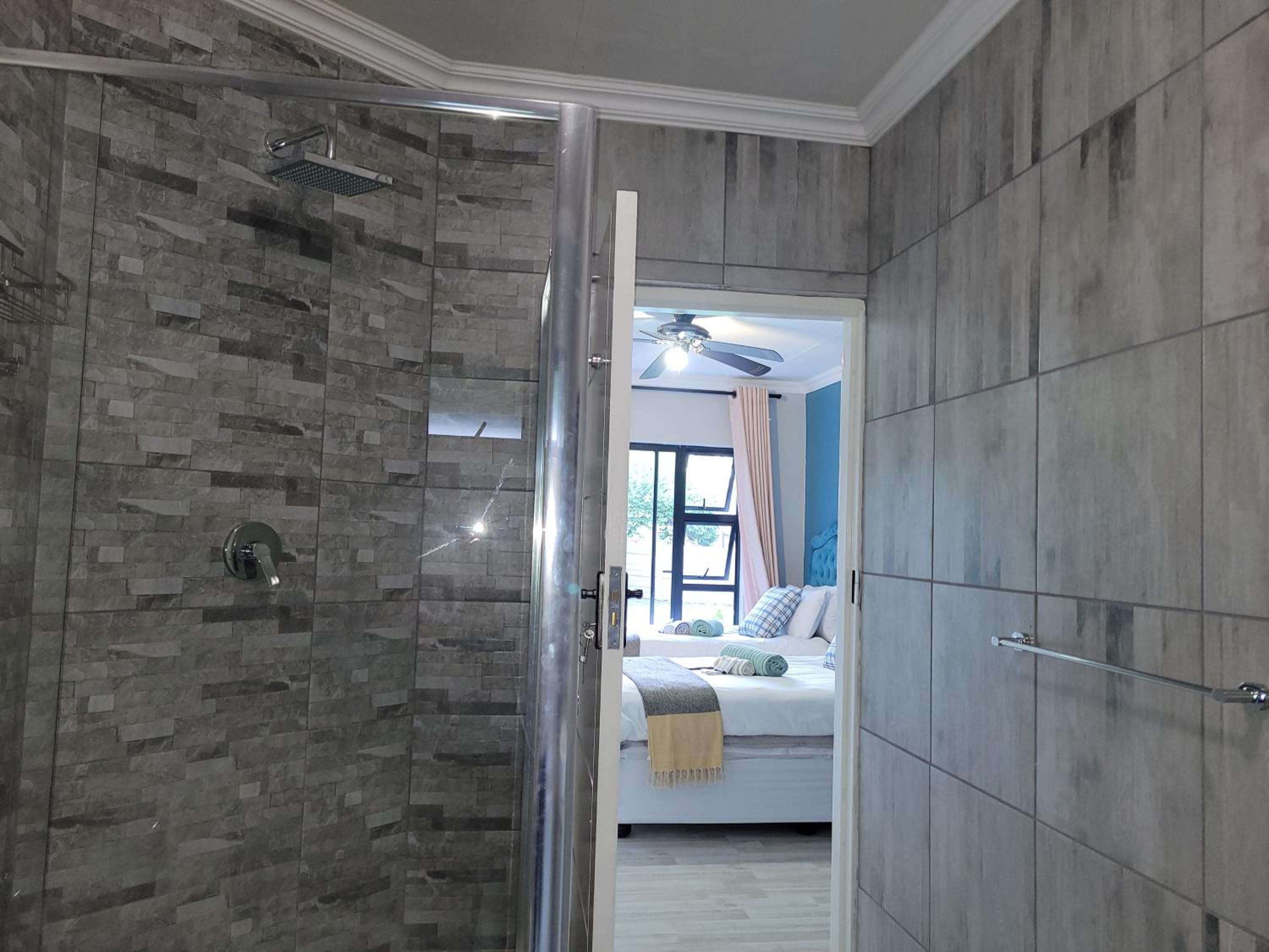 Twin Room with Private Bathroom photo 3