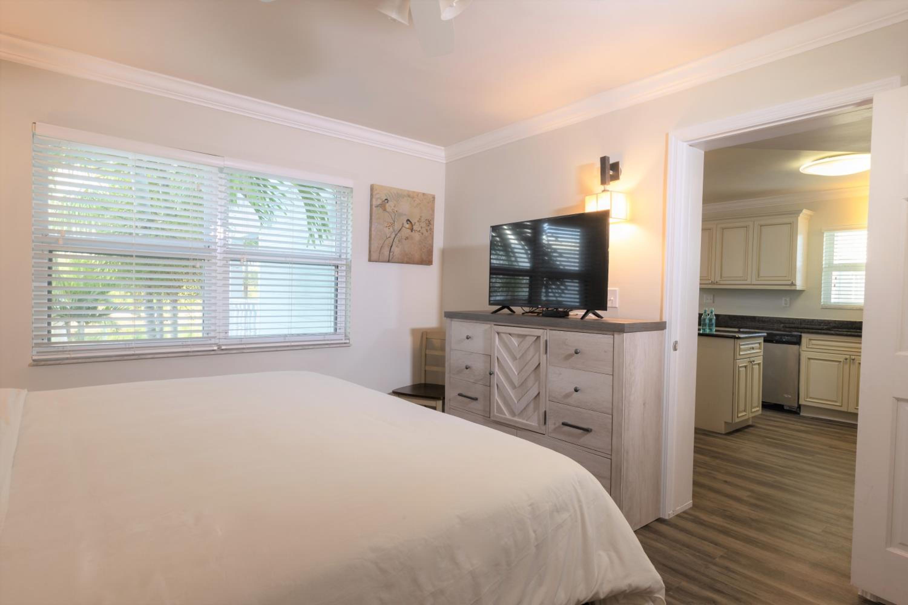 Deluxe One-Bedroom Apartment with Marina View