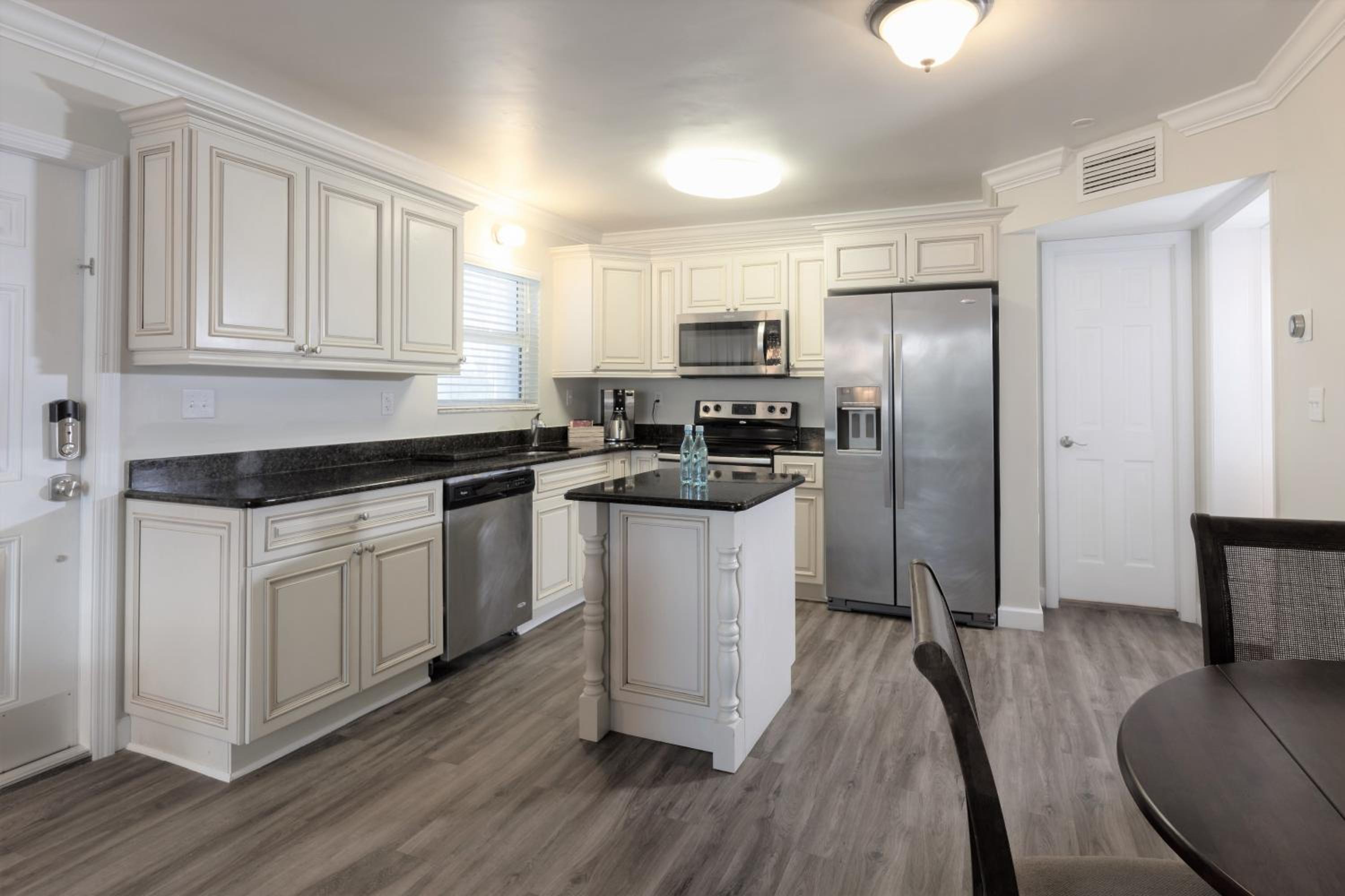 Deluxe One-Bedroom Apartment with Marina View photo 2