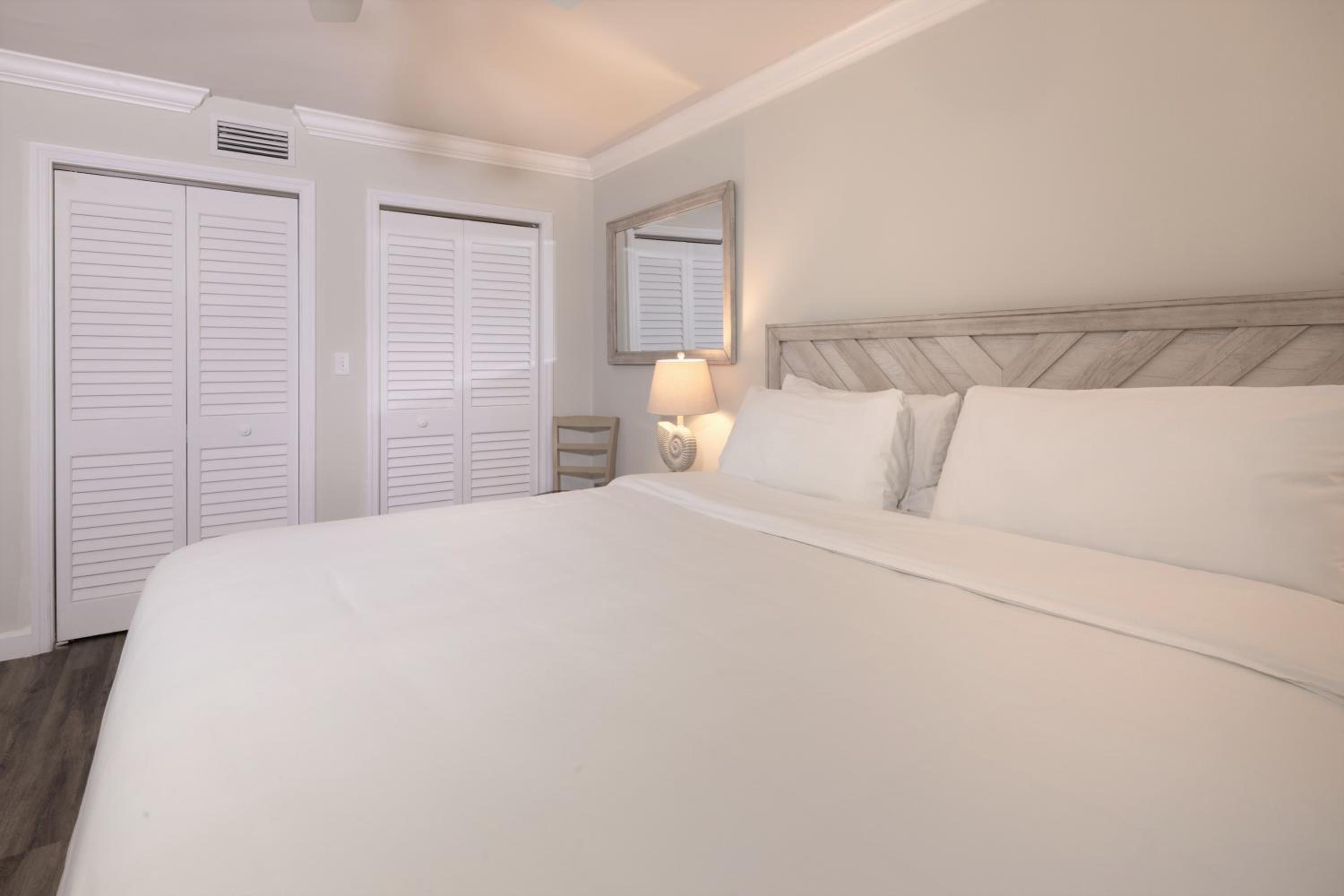 Deluxe One-Bedroom Apartment with Marina View photo 3