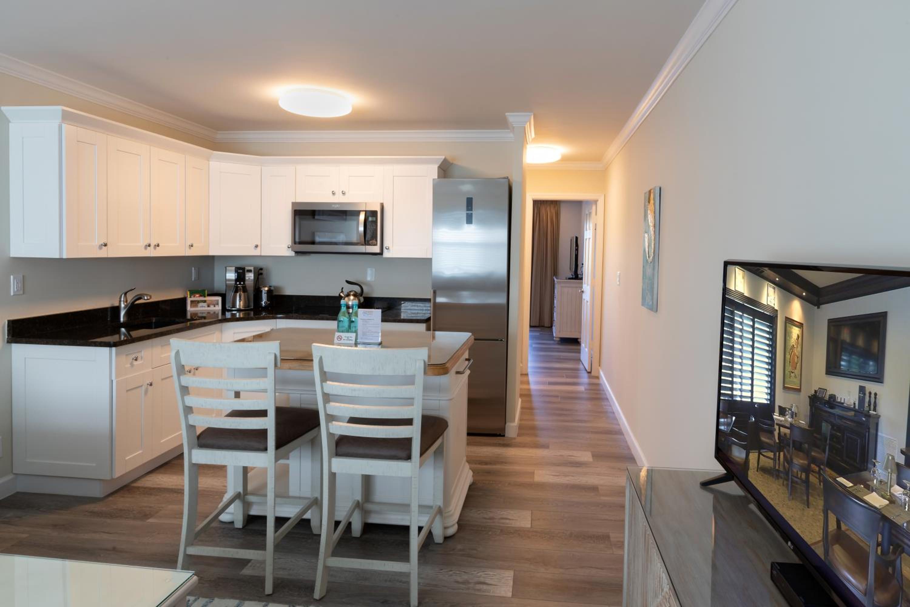 One-Bedroom Apartment with Marina View photo 2