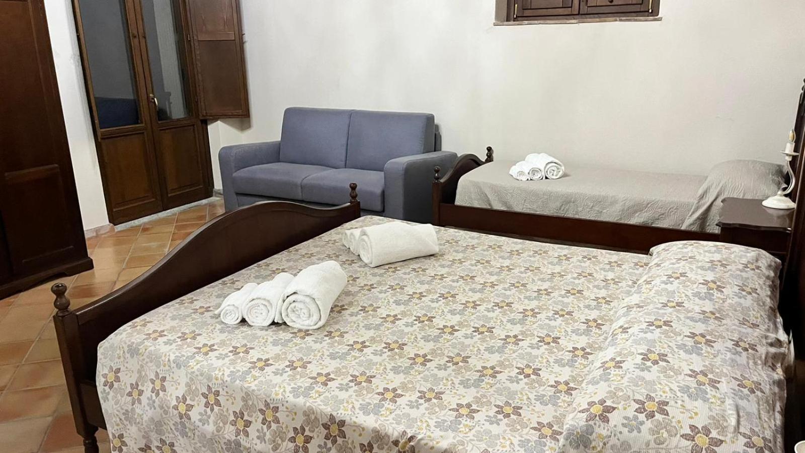Economy Quadruple Room with Shared Bathroom photo 1